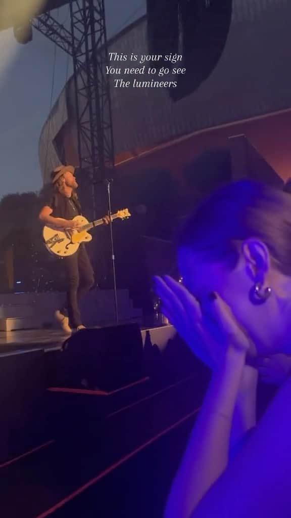The Lumineersのインスタグラム：「Crying, laughing, and singing all within one magical Lumineers concert 💙 See you soon Istanbul!!   🎥: @miannoiomanonmollo on TikTok」