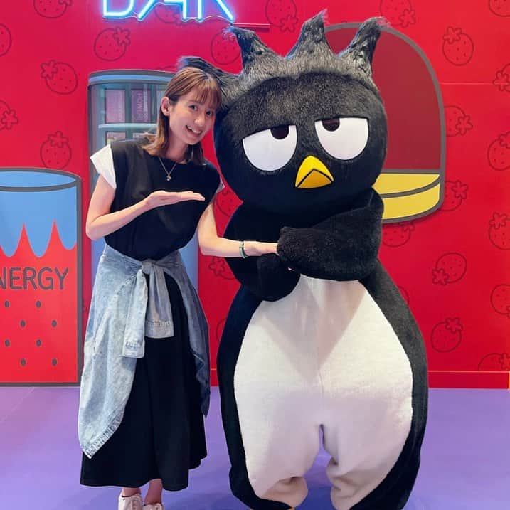 河村唯（うめ子）のインスタグラム：「人生において、感じたことなかったけど ここ最近、 体力の衰えみたいなものを感じる。 無理をすると、ちゃんと疲れる。 これは、 平等に感じることだから、逆らう気もない。  てことは、 できることはできるうちにやっとかなきゃいけないし むちゃくちゃできるのは、 今しかないんだなぁと思う。  今、自分がやりたいこと 書いてみる。 ⭐️ワンマンで有観客ライブする (ついに会おう) ⭐️スナックうめ子風のイベントをやる (懐かしい戦友と集いたい) ⭐️ダンスの振付 (アイドルさんに自分が踊れないほどの可愛い振付する) ⭐️ダンスの講師 (広く！地方にも行きたい) (名古屋で誓ったオヤジダンサーズの夢、復活させなきゃ！) (ジェネリックダンス😂) ⭐️作曲、自分で歌っちゃう。もしくは、提供。 ⭐️対バンライブ作る。 (作ってみたいな。最後、合唱したい。笑)  ざっと今、こんな感じで。 ねぇ、待ってください。  怖い怖い。笑 ぜーんぶ体力勝負！！！😓💦  そして、今 奇跡的に応援してくださる皆様にも 引き続き、応援してもらえるように 日々、頑張らなくては！！！  写真のように... 好きなもので心のチャージ。 (日々、ライブを浴びるっていう昔からの夢が叶ってる今🎀☺️✨)  お客様から背中押してもらいながら、いや、「ここで終わったら後悔すっぞ！」って、背中を蹴り飛ばしてもらう勢いで支えてもらって  全く予想しなかった30代を 進んでいこうと思う。 40代になったとき、誇れるように😳✨ そのときは、一緒に誇りましょ🤣👍  あ。来月は、誕生日か🎂✨😂  #音楽 #ダンス　#ライブ #30代 #ピューロランド」