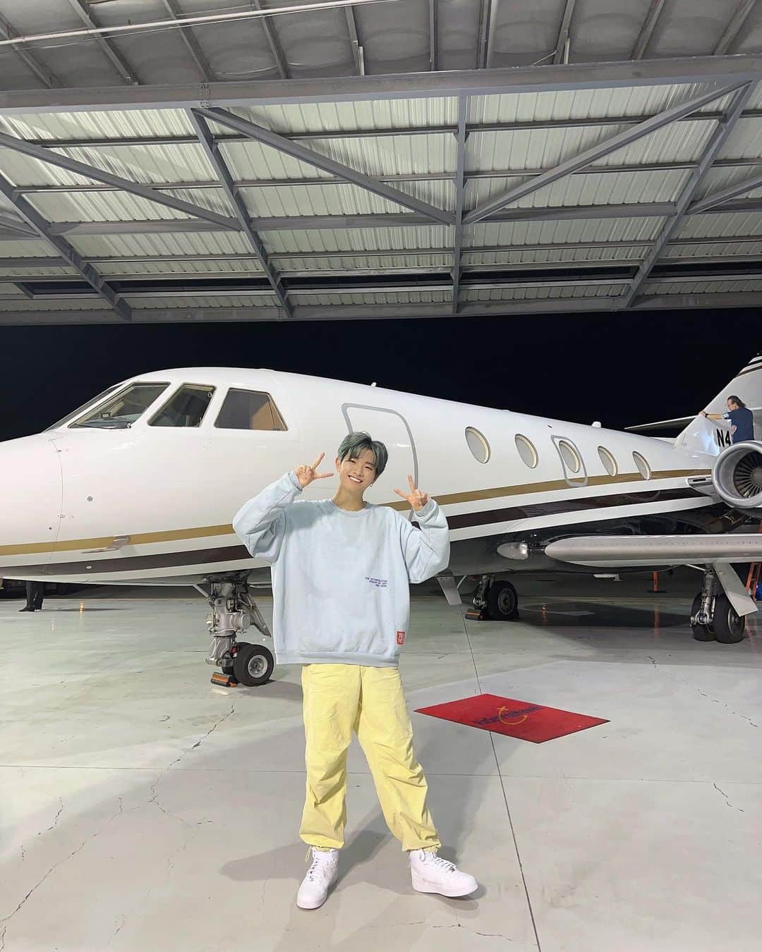 高澤笑大郎のインスタグラム：「Thank you @atlanticfbo for letting us have your private jet for our Music video :) Thank you🙏  #Crossingrain #XR #xr #boyband #Hawaii #Oahu #Aloha #Music #Japan #Honolulu #Hilo #Kpop #Jpop #rap #singing #dance #have #courage #and #be #kind #ありのまま」