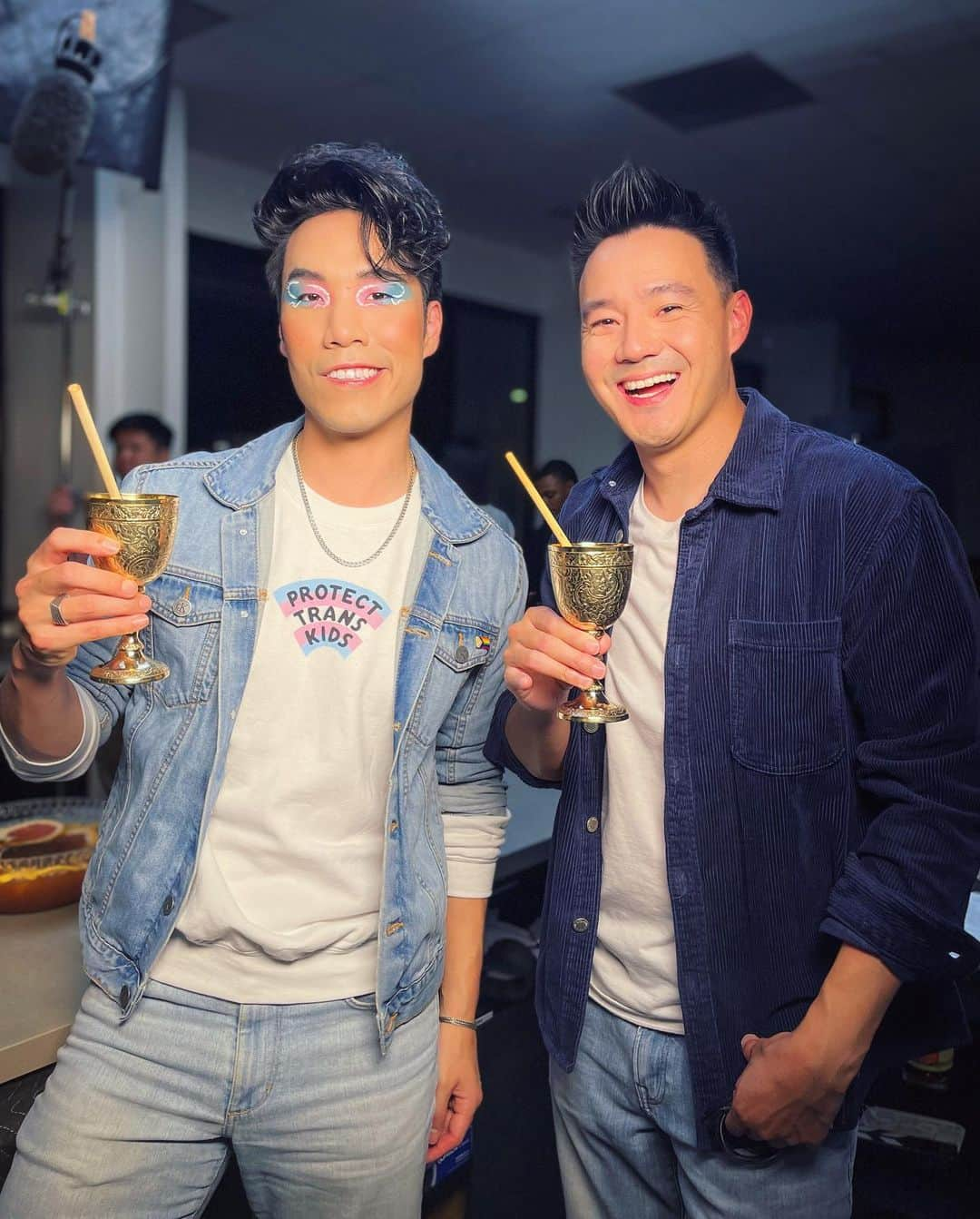 ユージン・リー・ヤンのインスタグラム：「Thrilled to be the latest guest in the hot seat on @netflixgolden's #SpilltheBobaTea talking all things Nimona with @wongfuphil at @bopomofocafe!🧋 Phil crafted a custom boba drink based on my life while we bonded over praising Manny Jacinto 🤩.  💋makeup by @ariannachayleneblean  🏳️‍⚧️sweater by @megemikoart」