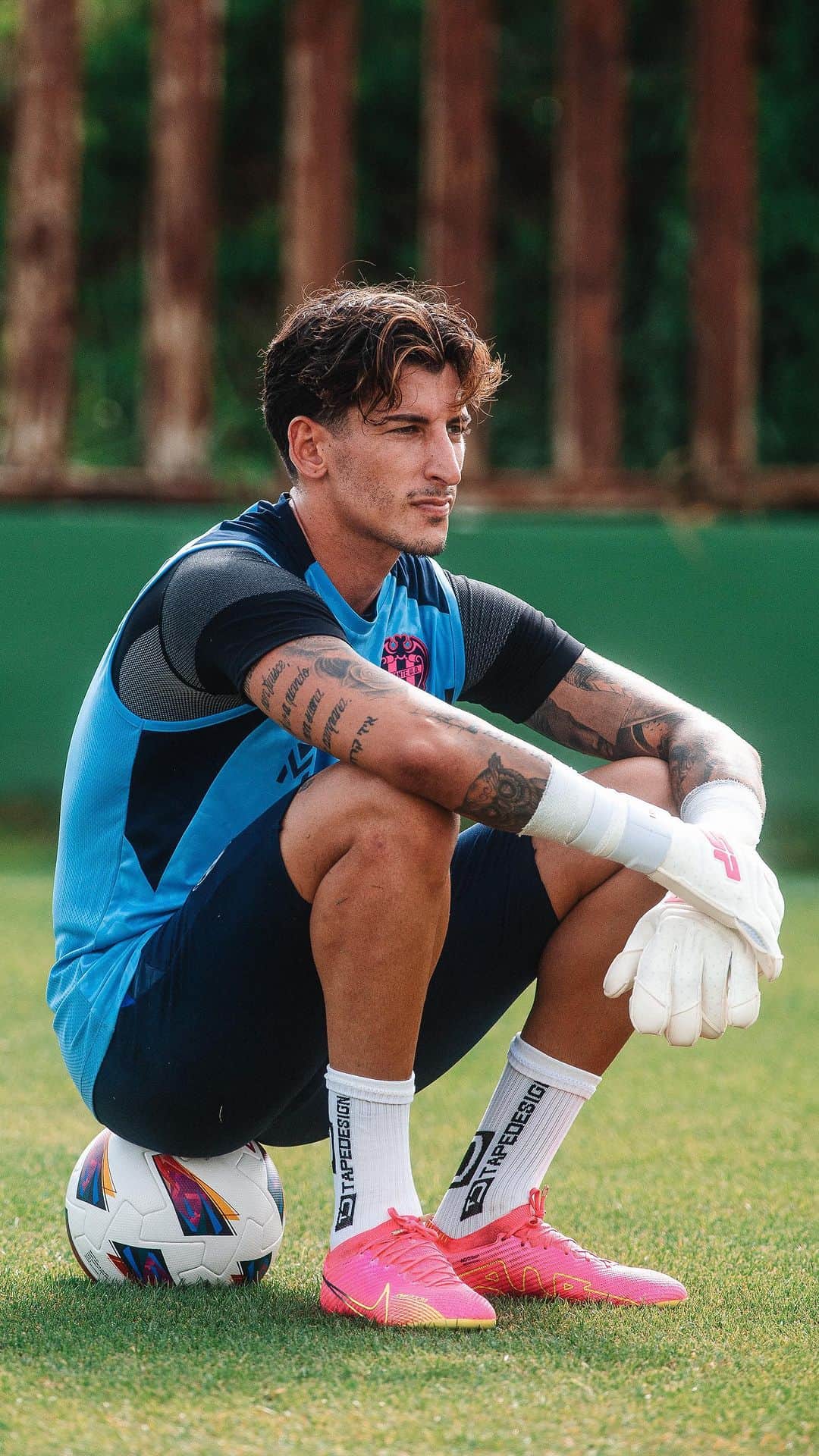 レバンテUDのインスタグラム：「𝙳𝚊𝚗𝚒, 𝙹𝚘𝚊𝚗 𝚢 𝙿𝚊𝚋𝚕𝚘 🧤 • @grupomarcosautomocion @macron @sesderma @baleariaferry @amstel_es @cocacola_esp」