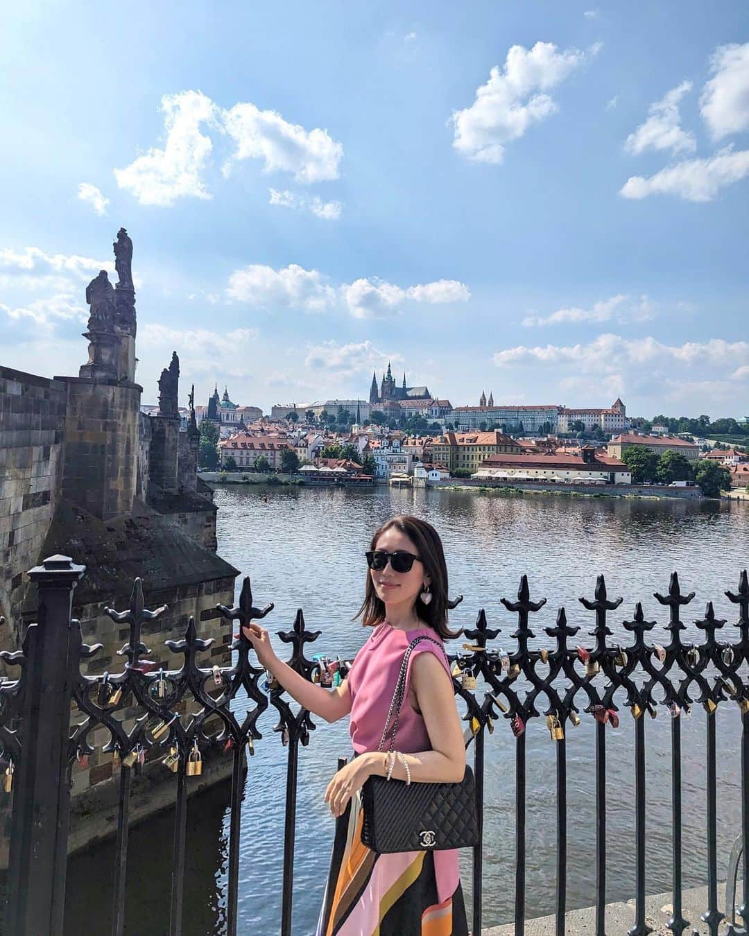 安岡あゆみさんのインスタグラム写真 - (安岡あゆみInstagram)「. in Prague🇨🇿 ヨーロッパの中ではツウなセレクトになるのでしょうか？ 周りにも行ったことある人がいなかったプラハ。 夫の希望で今回の旅に組み込んだのですが、とても素敵な街でした🌇 中世ヨーロッパにタイムスリップしたような美しい街並み。 1000年以上もの歴史を持つ「歴史地区」は世界遺産にも登録されています。 ふらっと訪れたミュシャミュージアムで虜になってしまい、自分へのお土産は買わない派なのですが持ち帰りやすいポストカードをゲット。 これから好きな画家は？と聞かれたらミュシャ！と答えようと心に決めました🎨 . . #prague #czech #praguetravel #czechtravel #mucha #muchamuseum #ayumi_y_travel #プラハ #チェコ #プラハ旅行 #チェコ旅行 #ミュシャミュージアム #ヨーロッパ旅行 #ヨーロッパ周遊 #世界遺産」7月12日 2時23分 - ayumi_yasuoka