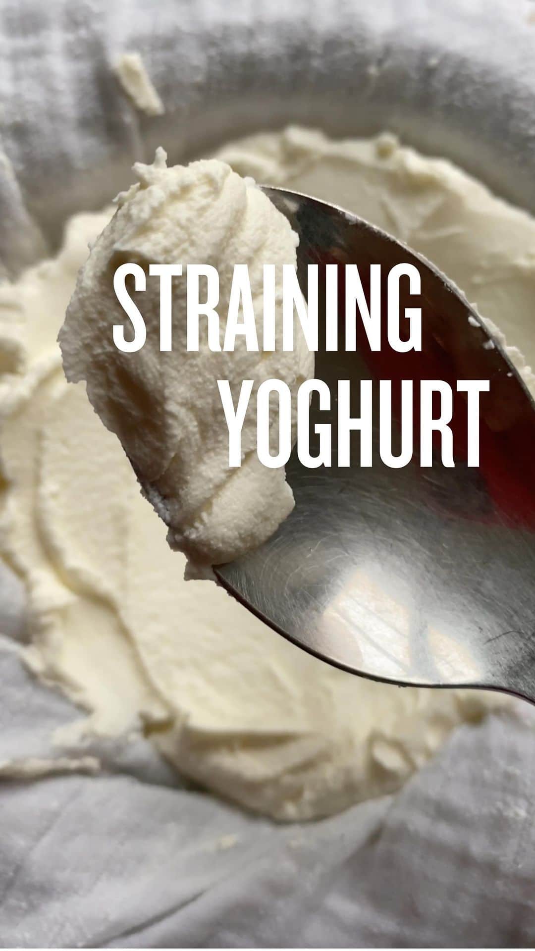 レイチェル・クーのインスタグラム：「Ever wondered how some yoghurt is so creamy? 🥛  It’s honestly easier than you think to make, and here are my tips to achieve the thickest, creamiest, fluffiest yoghurt:   🤍 Use full fat yoghurt: anything with 10% fat or higher is essential (NB: If you go towards the 15%+ territory, then straining isn’t too necessary)  ⏰ Give it time: you need to let it rest for at least 30 mins, but overnight is preferable  I strained this yoghurt for my zucchini tzatziki with grilled sourdough - an incredible addition to a summer BBQ. Head to my page to watch the full reel ☀️  No one wants a watery tzatziki (which can sometimes happen when adding lemon juice) so straining the yoghurt really is a must!  Have you tried this before? How did it go? 😇  Cardigan @hillhouse (gift)」