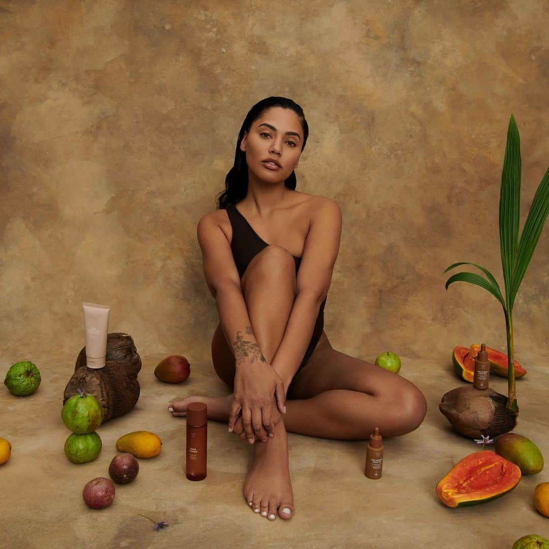 エイヨシャ・カレーのインスタグラム：「So excited to finally announce Sweet July Skin, a manifestation of my passion and heritage.  As you might know, my love for food and cooking has always been a big part of who I am. I realized that just like quality ingredients can make a dish extraordinary, they can also work wonders for your skin—from the inside out. This has been a deeply personal three-year adventure for me, inspired by the wisdom of my amazing mother and grandmother. They've always known the power of Caribbean ingredients and the magic they can bring to our skin. So, I took that knowledge and combined nutrient-packed foods like guava, papaya, and lychee seeds to create simple yet effective products that will make your daily skincare routine feel like a self-care retreat. Our clean formulas combine the sensorially rich properties of these superfoods with hardworking actives to yield proven, visible results. #sweetjulyskin is available now at sweetjulyskin.com and thirteenlune.com  📷: Peter Ash Lee」