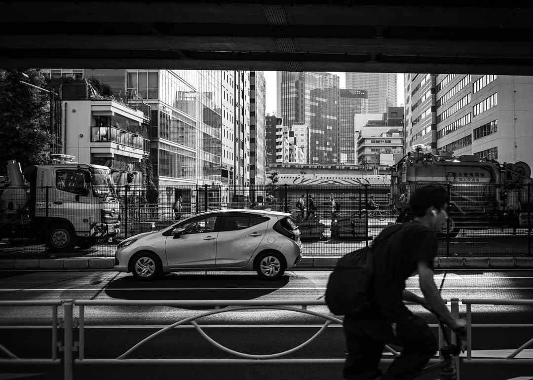 羽坂譲人さんのインスタグラム写真 - (羽坂譲人Instagram)「Walking at Kanda area, Tokyo. As more into monochrome edit, I came to wonder how different if it’s taken with monochrome camera. Anyway I can’t believe this is a lens made in 1970. he always resolves so clearly and shows me a smug face.  . . . . . #myleicaphoto #myleicajourney #leicam10p #leicam10preporter #throughyourleica #lensculture #lfimagazine #worldviewmag #life_is_street #toneception #f22bestphoto #spicollective #forthetones #myspc #throughyourleica #leicagram #leica_world #myleicacompanion #leica_society #leicaedc #leicacommunity #leica #leicacamera  #leicamag #photocinematica #summicron35」7月12日 2時31分 - _f7