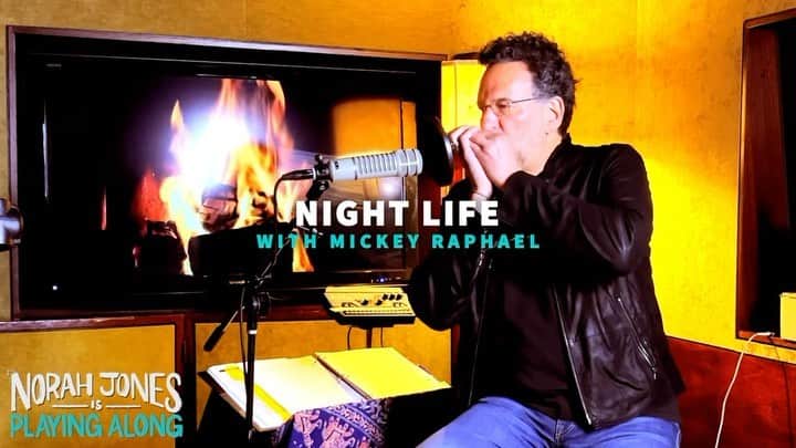 ノラ・ジョーンズのインスタグラム：「Check out the video for “Night Life” with @mickeyraphael from @PlayingAlongPod at the link in bio!   #norahjonesisplayingalongpodcast #podcast」