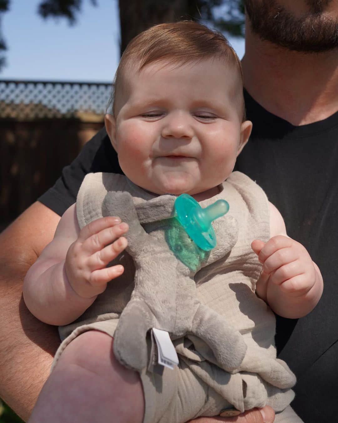 ジェナ・ジョンソンのインスタグラム：「The sweetest moments with my little family. Rome is looking extra chill with his @PhilipsAvent Soothie snuggle. He's been using these since he was born and I’m obsessed with how the little koala soothie detaches, and that we can eventually switch out to the next size paci as he grows. #ad #parentyourway」