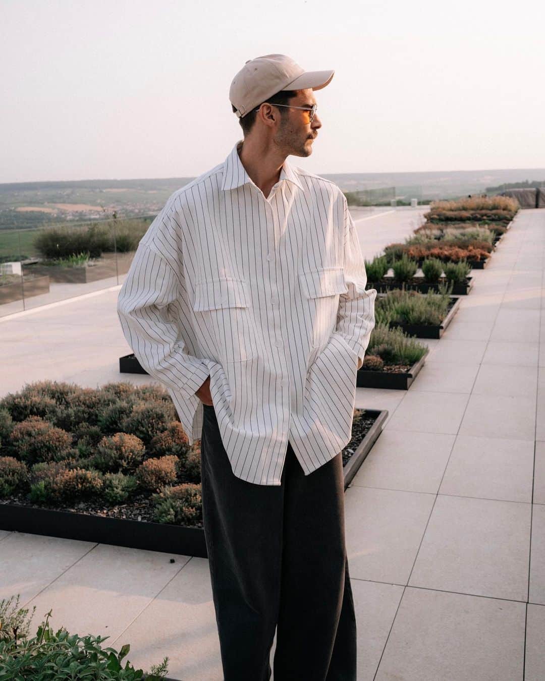 NICOLAS SIMOESのインスタグラム：「Dressed up for diner 🤍」