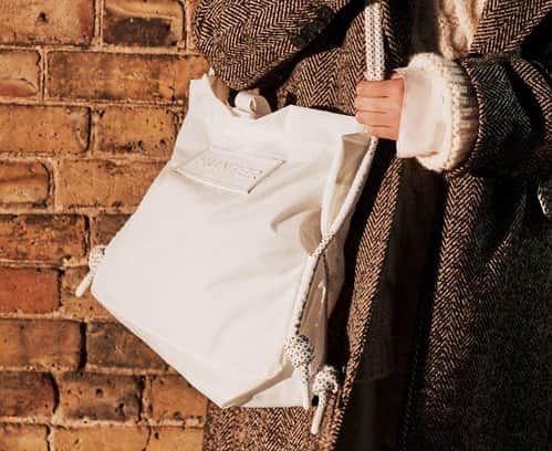 ハンターブーツのインスタグラム：「Must haves include: a versatile satchel for life on the go.」