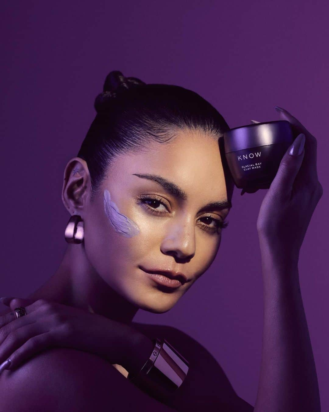 E! Onlineさんのインスタグラム写真 - (E! OnlineInstagram)「Vanessa Hudgens exclusively shares what’s in her #PrimeDay shopping cart with E!. Shop the viral #KNOWBeauty clay mask and more of her beauty must-haves at the link in bio. 💄 #einsidershop   (📸: Courtesy of KNOW Beauty)」7月12日 3時18分 - enews