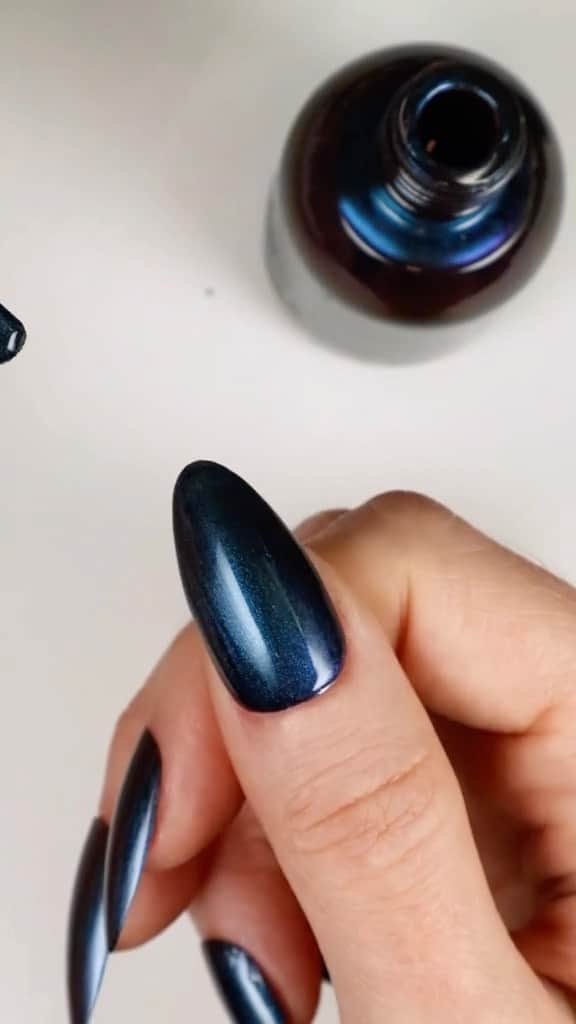 のインスタグラム：「Six statement shades. 🤘🎸🍏🧨  Make your mark with the Adam Lambert x ORLY High Drama Collection. 6 high-shine, vivid polishes that turn every day into a glamorous spectacle.  Shop Berry That, Hero Worship, Fluidity, In the Moonlight, Flight of Fancy, and Adam’s Apple at ORLYbeauty.com. 🏳️‍⚧️ Proceeds from the collection will benefit Stand With Trans, a non-profit organization providing critical support for trans youth and families.」