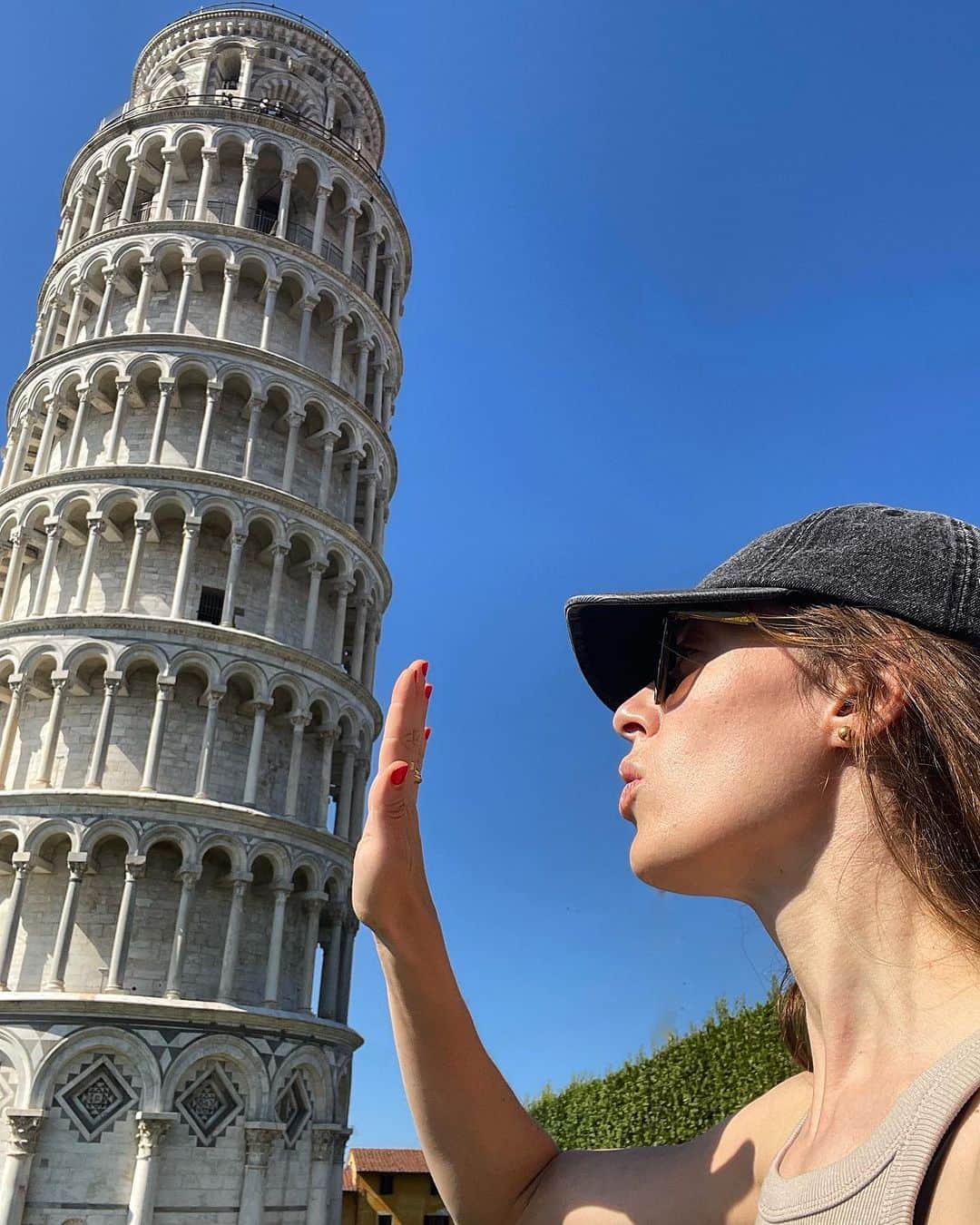 マリーナ・スコーシアーティのインスタグラム：「It's a official. I'm a nerd! #dumbtouriststuff #pisaitaly #leaningtowerofpisa #havingfunsowhocares #italianvacation #italiangirl」