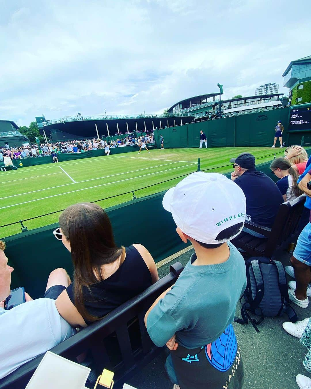 ジェシカ・エニス＝ヒルのインスタグラム：「Fantastic day @wimbledon with my boy 💙🎾」