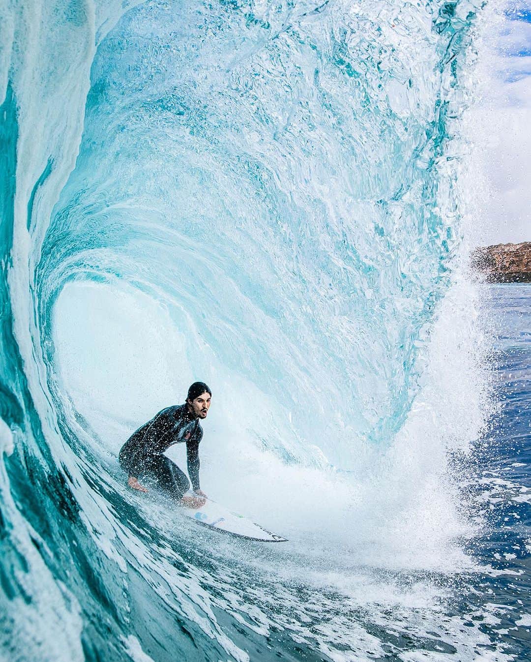 ガブリエル・メディーナのインスタグラム：「Se liga nessa galera! 🔥 Na compra de qualquer Long John em ripcurl.com.br GANHE um roupão irado! @ripcurl_brasil  #MadeForWaves」