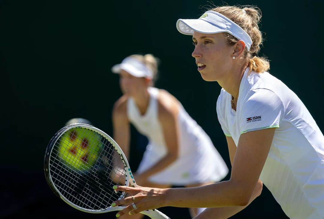 エリーゼ・メルテンスのインスタグラム：「Quarterfinals 💚🍓🤍 @stormcsanders  #wimbledon」