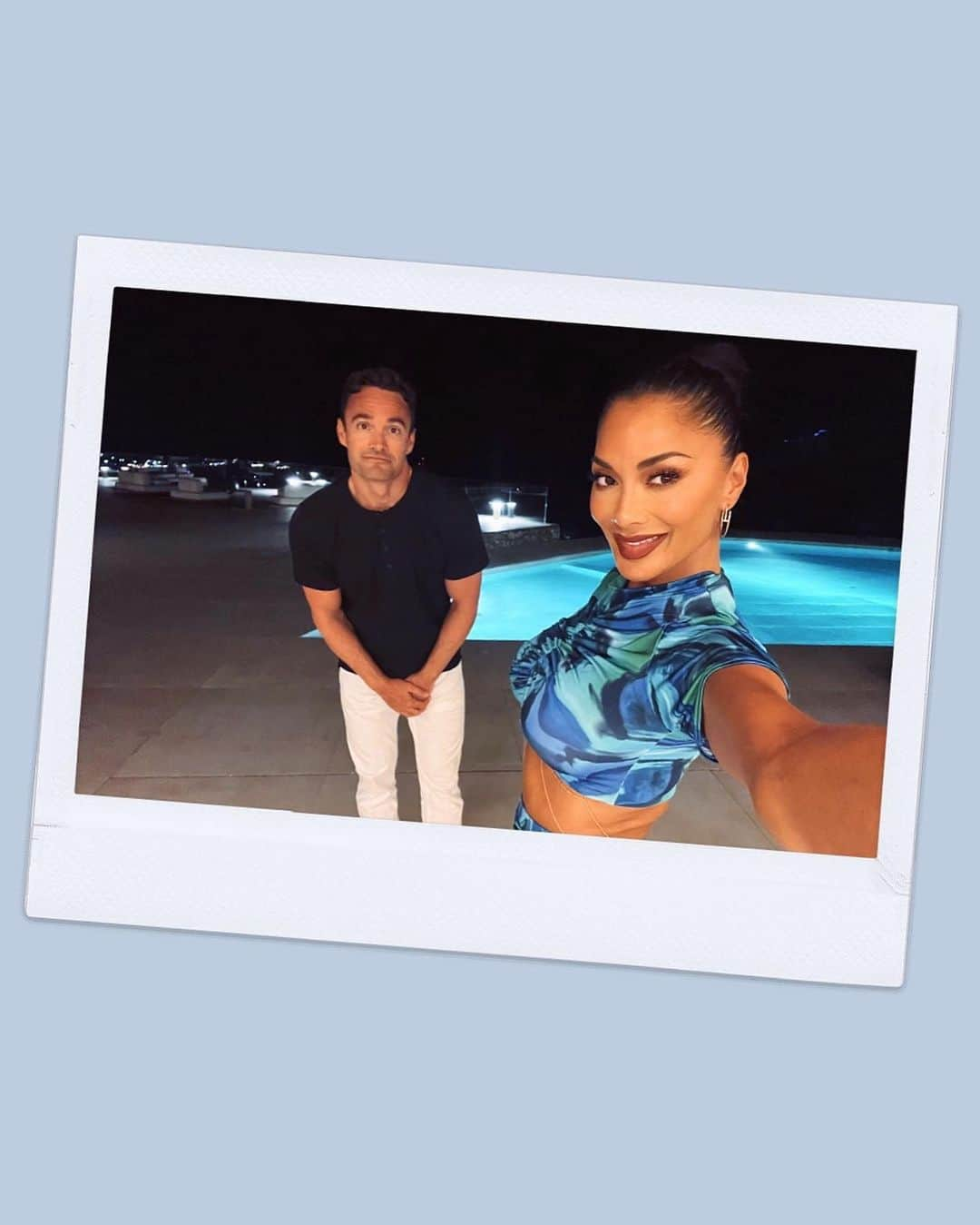 ニコール・シャージンガーさんのインスタグラム写真 - (ニコール・シャージンガーInstagram)「Painting the town blue 🦋」7月12日 3時44分 - nicolescherzinger