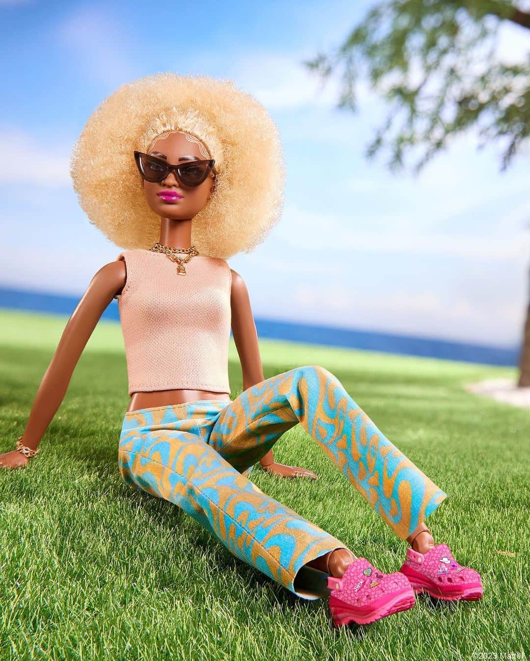 バービーさんのインスタグラム写真 - (バービーInstagram)「Giving BIG Barbie energy in @BarbieTheMovie x @Crocs Mega Crush Clog. 💖Shop the exclusive, personalized styles at the link in bio! #BarbieTheMovie #barbie #barbiestyle」7月12日 3時50分 - barbiestyle