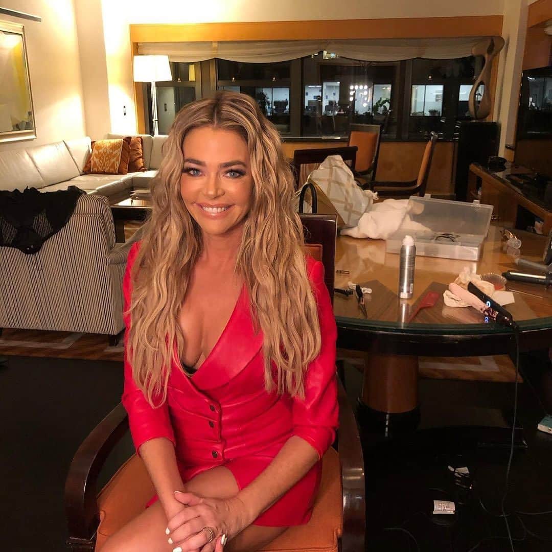 デニス・リチャーズのインスタグラム：「Always love a little radiant red ❤️」
