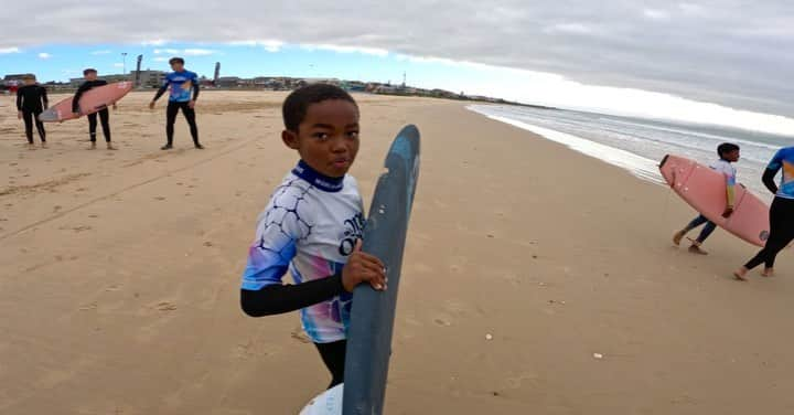 レイキー・ピーターソンのインスタグラム：「Such an epic morning sharing waves with a few of the local @jbay.surf.alliance groms! Can’t wait to see these kids shredding J-Bay in a few years time @gopro #goprohero11 @wsloneocean」