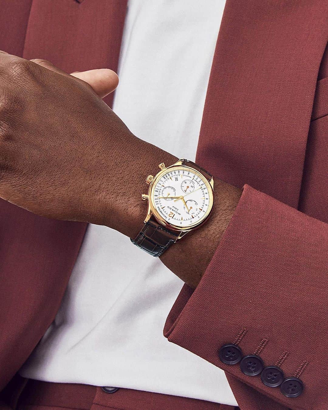 モバードのインスタグラム：「Mid-century design meets sporty style. A timeless chocolate leather strap completes this essential #MovadoHeritage timepiece. Tap to add to your collection!」