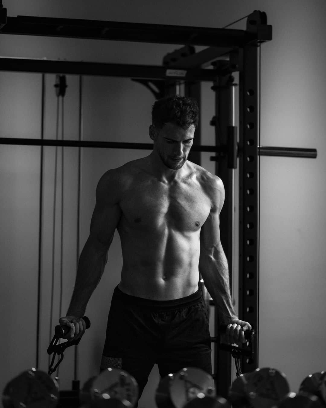レオン・ゴレツカのインスタグラム：「Last gym session before heading back to munich 💪🏼」