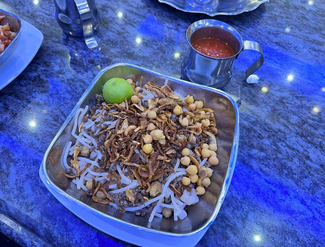 榎戸教子さんのインスタグラム写真 - (榎戸教子Instagram)「【エジプト・ギザ&カイロ】 エジプトの国民食コシャリ。 サイズによって異なりますが、 1つ150〜200円ほど。 パスタ、ご飯、豆やフライドオニオンの上に、 トマトソースやニンニク酢をかけ、ライムを絞り まぜてから食べます。 おいしかったのでリピートしました。  音声メディアVoicyでお話ししました。 写真は内容と関係ないものばかりです。  『#72 エジプトのタクシー、観光地あるある』 https://voicy.jp/channel/3482/554320  #egypt #kairo #giza #worldtraveler」7月12日 4時28分 - noriko_enokido
