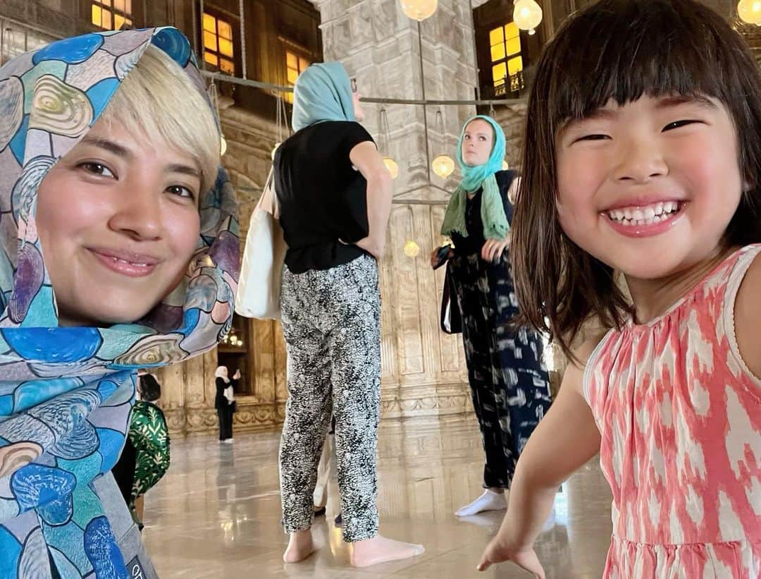 のインスタグラム：「【エジプト・ギザ&カイロ】 エジプトの国民食コシャリ。 サイズによって異なりますが、 1つ150〜200円ほど。 パスタ、ご飯、豆やフライドオニオンの上に、 トマトソースやニンニク酢をかけ、ライムを絞り まぜてから食べます。 おいしかったのでリピートしました。  音声メディアVoicyでお話ししました。 写真は内容と関係ないものばかりです。  『#72 エジプトのタクシー、観光地あるある』 https://voicy.jp/channel/3482/554320  #egypt #kairo #giza #worldtraveler」