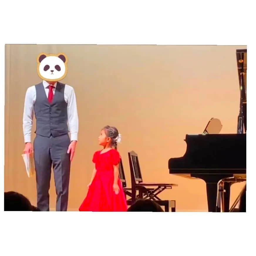 村山絢香さんのインスタグラム写真 - (村山絢香Instagram)「✼ ✻ ✻ 🎹ソロ→連弾🎹 ✨🌹がんばりました🌹✨ ✼ ✻ ・ ・ #ママの宝物 👧💓👧 #待望の2人姉妹👧💖👧 #日々愛しい☺️❤️👶 #天真爛漫な長女 ✨💕 #次女はどんな子になるかな？♡ #リトルママ ☺️💕 #お世話大好きっ娘✨🌸 #長女とそっくり☺️🌹 #元気いっぱい娘 💓 #楽しい 1日 #楽しそうな姿がママの幸せ ☺️🌸 #ママも思いきり楽しむ 😊💕」7月12日 4時23分 - ayaka_murayama