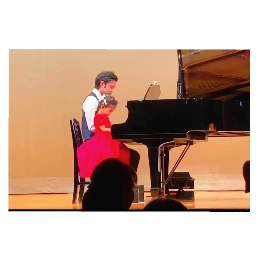 村山絢香のインスタグラム：「✼ ✻ ✻ 🎹ソロ→連弾🎹 ✨🌹がんばりました🌹✨ ✼ ✻ ・ ・ #ママの宝物 👧💓👧 #待望の2人姉妹👧💖👧 #日々愛しい☺️❤️👶 #天真爛漫な長女 ✨💕 #次女はどんな子になるかな？♡ #リトルママ ☺️💕 #お世話大好きっ娘✨🌸 #長女とそっくり☺️🌹 #元気いっぱい娘 💓 #楽しい 1日 #楽しそうな姿がママの幸せ ☺️🌸 #ママも思いきり楽しむ 😊💕」