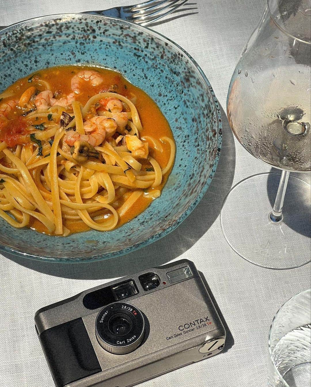 ジュリー・サリニャーナのインスタグラム：「When in Sicily… 🍝🥂🌊⛱️」