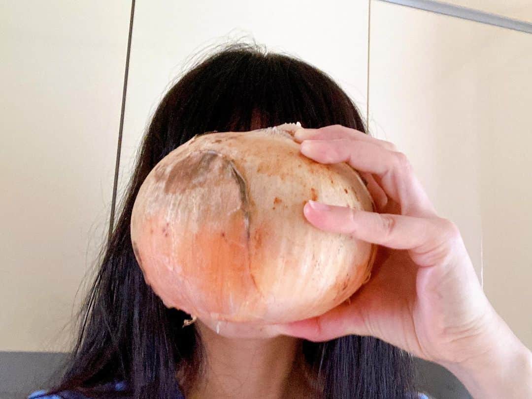 土井コマキのインスタグラム：「大きくて美味しい玉ねぎ貰った。焼いただけでご馳走。」