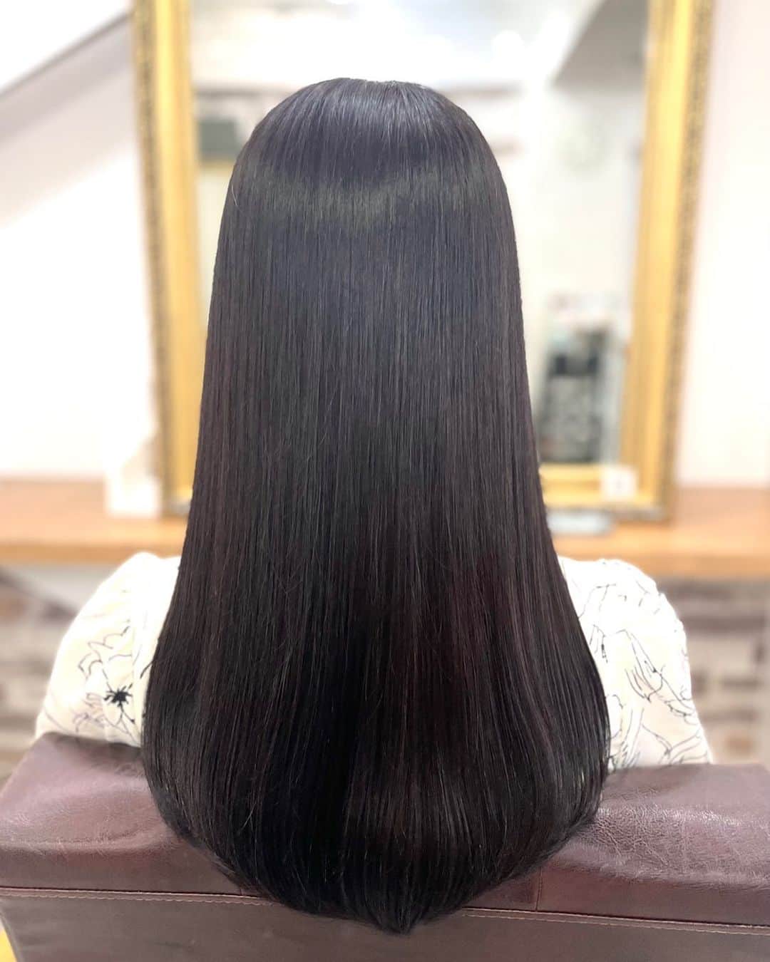salon PRATiNO(サロンプラチノ)のインスタグラム：「. ナチュラルブラウンカラー💫  暗すぎず、自然な色味で、可愛いです❣️ ツヤツヤな仕上がりに😊  #hair#pratino#clavis#ハイトーン#韓国ヘア#デジパ#縮毛矯正#名古屋美容院#栄美容院#ショートカット#ウルフカット#透明感カラー#クラビス#酸熱トリートメント#ダメージ毛#ヘアサロン#女性スタッフのみ#ボヤージュコスメ #白髪染め#ペールカラー#エクステ#シールエクステ#ヘアメ#アイブロウ#メンズアイブロウ#メイク#ファイバープレックス」