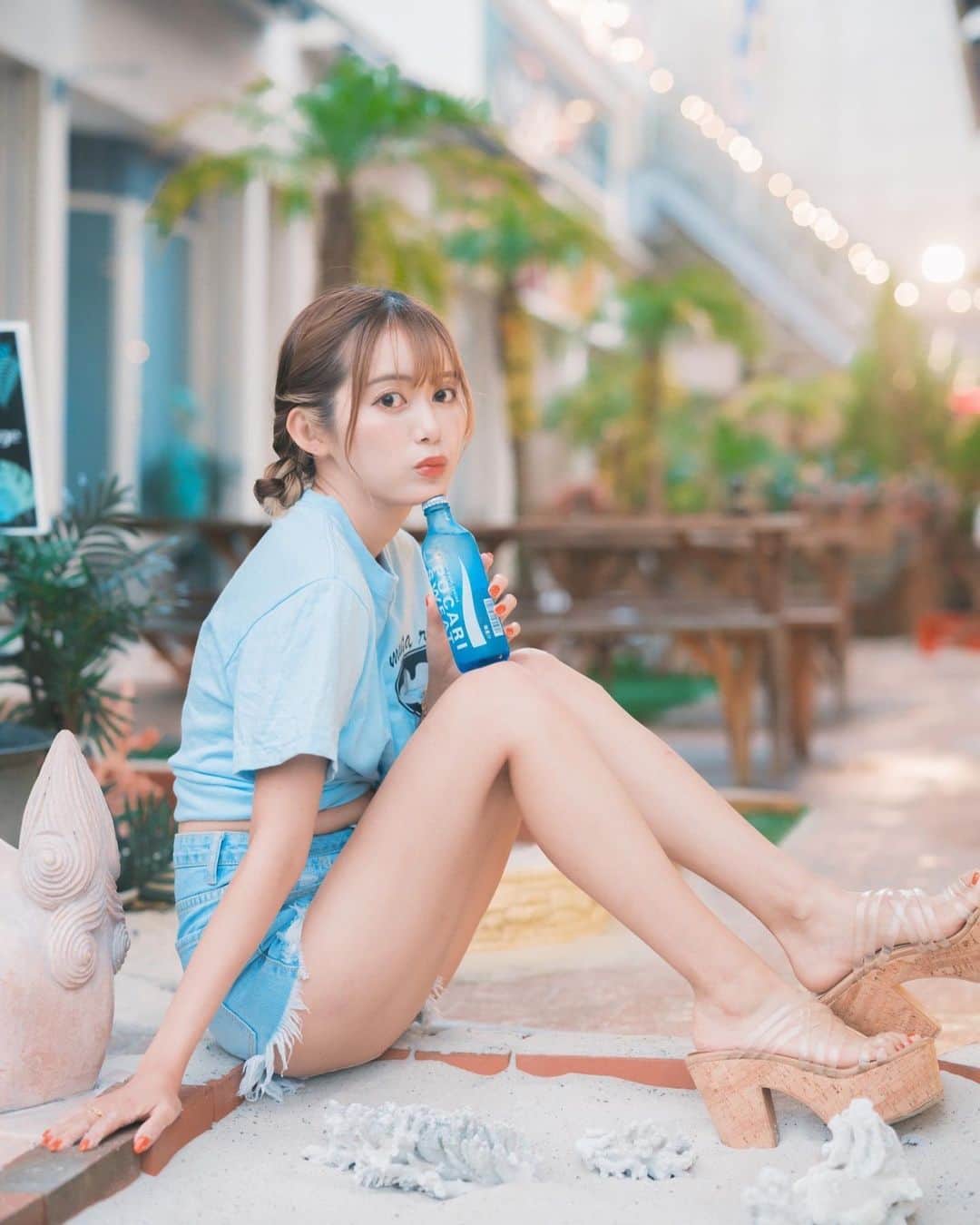 後藤佑紀のインスタグラム：「暑くなってきて嬉しい🐬 もう夏だね🥥🧡  トップスは @mutaracing_wear 🩵   #muta #mutaracing  #mutaracingfairies  #mutamarine  #mutamarinegolf  #デニムコーデ #ハイトーンカラー  #ハイトーンボブ #レースクイーン #ポカリスエット」