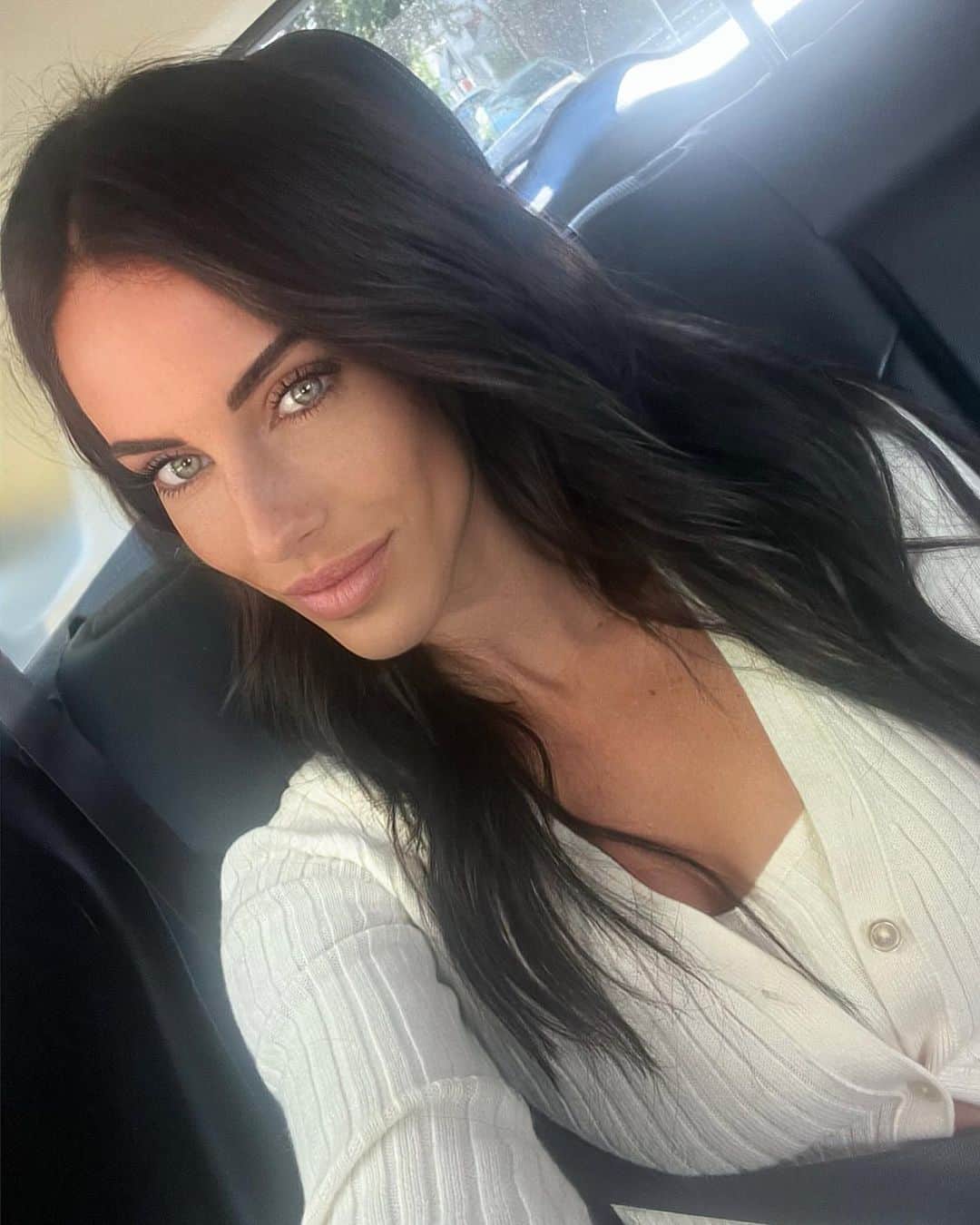 ジェシカ・ロウンズのインスタグラム：「Back to the dark side 💇🏻‍♀️ and ready for… ✈️👜🕶️🇬🇷☀️🍹👙🇮🇹🍹🌊🍋🛥️」