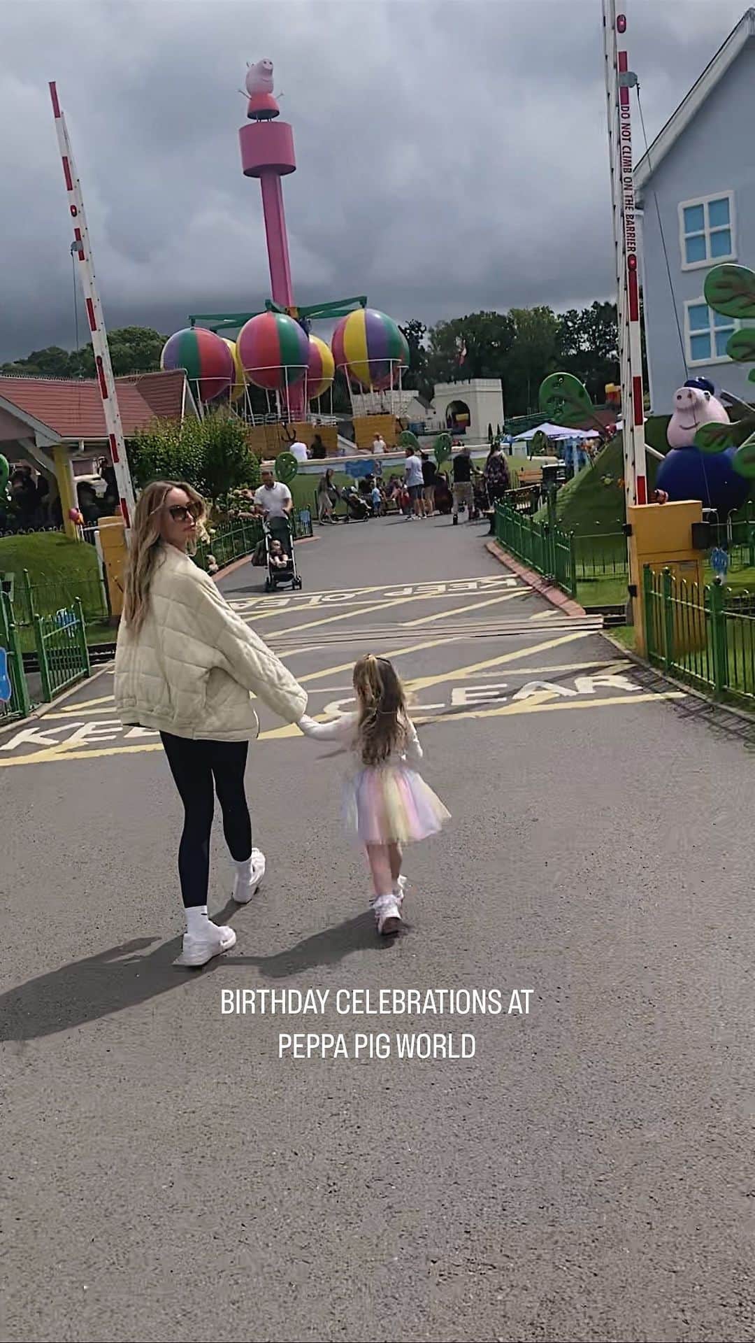 ローレン・ポープのインスタグラム：「Happy birthday to my not so little Rainey Roo 🎂🎉❤️  You are beyond special, so smart, so funny, so kind and caring with an added bit of sass to keep us all in check 😝 You really are my mini me, by my side always and we just have the most fun together. I’m so lucky to be your mummy and honoured to be able to do life with you and your sister, my little team who I love beyond words could ever explain.   We had the best day today celebrating with her fave person…Peppa! What a place to visit if you have young kids, so many rides and things to see and do!❤️❤️❤️」