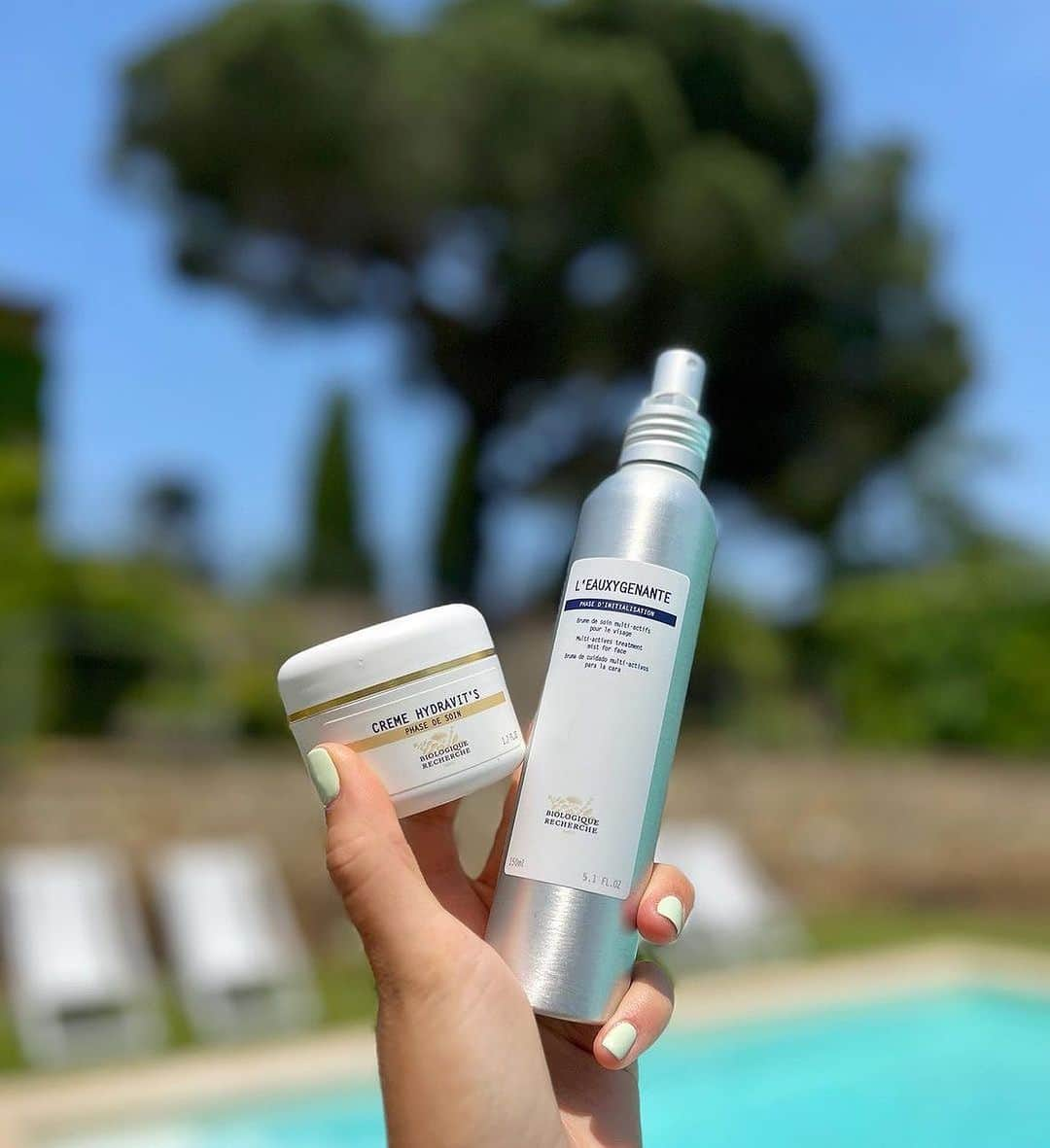 Biologique Recherche USAのインスタグラム：「L’Eauxygénante + Crème Hydravit’S = the ultimate summer glow ☀️  Repost from our global partner @skin_institut_switzerland …  • • •  As the temperatures rise, it's essential to keep our skin hydrated and refreshed. 💦  Today, I want to share two amazing skincare products from Biologique Recherche that I highly recommend for the summer season: Cream Hydravit’S and L'Eauxygénante Oxygenating Mist! 💦💆‍♀️  1️⃣ Cream Hydravit’S: This lightweight and ultra-hydrating cream is a game-changer for maintaining moisture balance during hot summer days. It's packed with nourishing ingredients that replenish your skin, leaving it soft, supple, and deeply hydrated. Say goodbye to dryness and hello to a radiant complexion! ✨ 2️⃣ L'Eauxygénante Mist: Imagine a refreshing mist that not only cools you down but also invigorates your skin. That's exactly what this incredible mist does! With its unique blend of oxygenating and toning properties, it revitalizes your skin instantly. Spritz it on your face throughout the day for an energizing pick-me-up and a healthy, glowing look. 🌬️💫  Both these products are a match made in skincare heaven, offering a complete summer skincare routine. Whether you're lounging by the pool or exploring the outdoors, they'll keep your skin happy and protected. And don’t forget to apply SPF cream ✨  📸: @skin_institut_switzerland   #BiologiqueRecherche #FollowYourSkinInstant #BuildingBetterSkin #radiantskin #summerskin #leauxygenante #cremehydravits」