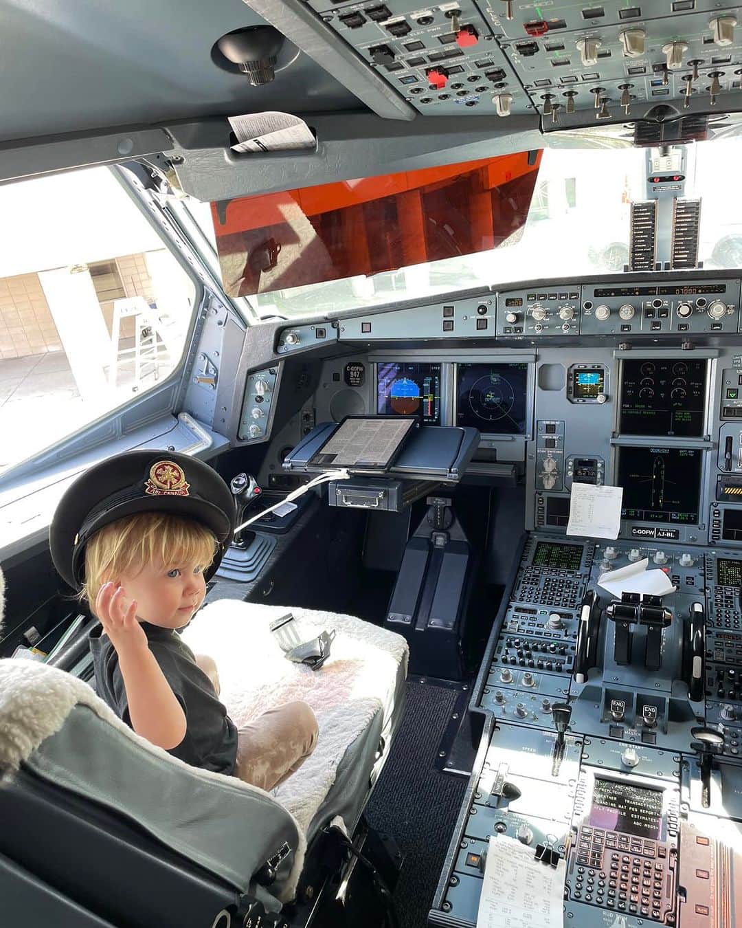 AIR CANADAさんのインスタグラム写真 - (AIR CANADAInstagram)「The first recruit for our new “pilot” program. 😉  📸: @mini.jetsetter  . . Voici la première recrue de notre programme « pilote ». 😉  📸: @mini.jetsetter」7月12日 4時44分 - aircanada