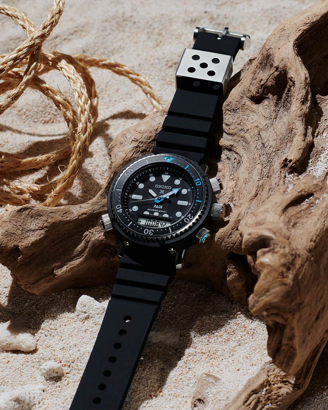 Seiko Watchesさんのインスタグラム写真 - (Seiko WatchesInstagram)「Take a Dive on the Wild Side 🌊 - Celebrating the unique partnership between Seiko and PADI, #SNJ035 displays bright blue accents for enhanced deep water visibility. With features such as a sudden descent alarm and water temperature measurement, this timepiece will keep you in style and prepared to dive!  #Seiko #Prospex #KeepGoingForward #PADI」7月12日 5時00分 - seikowatchusa