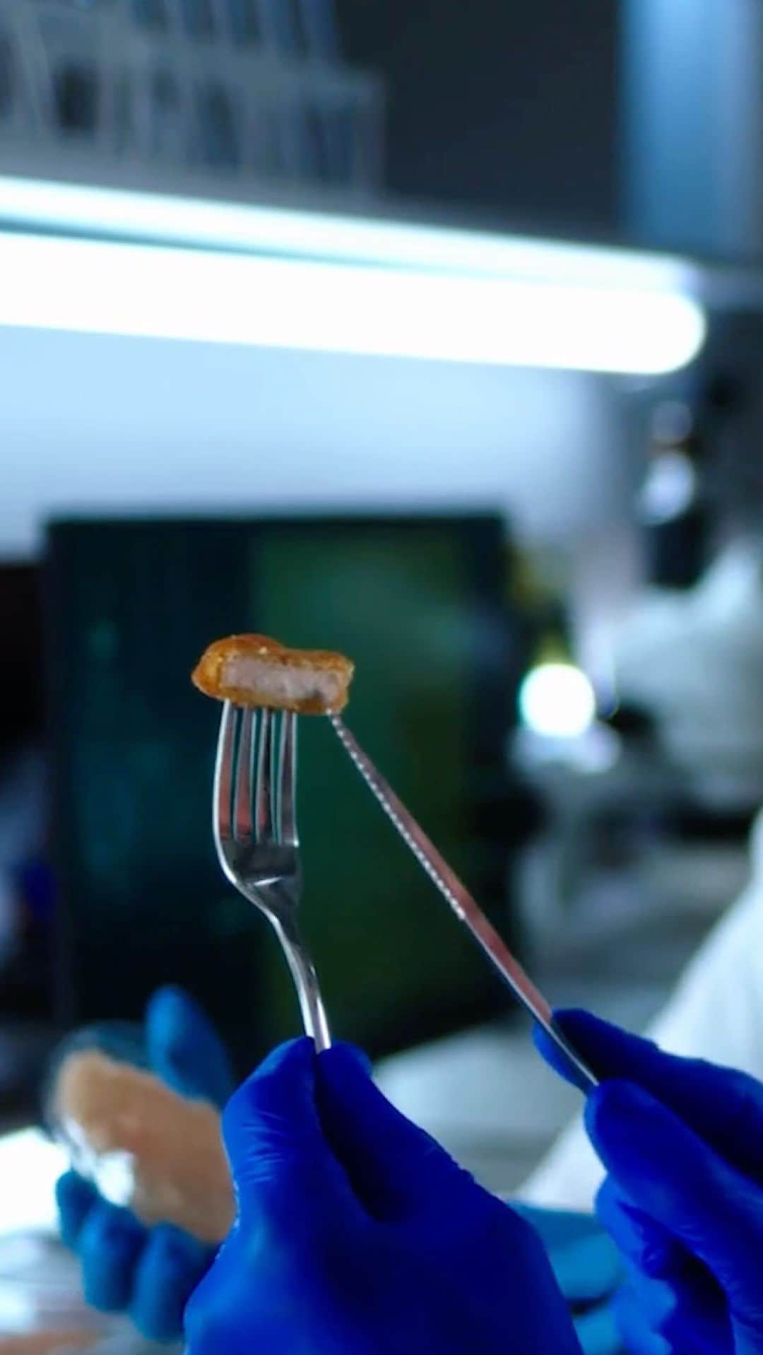 TED Talksのインスタグラム：「What if you could enjoy chicken nuggets without harming a chicken?🐔 Enter: Cellular agriculture. This culinary revolution uses the muscle cells of animals to grow meat without causing harm to them or using antibiotics. In her TED Talk, @newharvestorg executive director Isha Datar explains how this cutting-edge technology works and why it is vital for our growing human population — plus the positive impact on Earth’s resources like land and water usage. 🌍 Visit the link in our bio to learn more.」