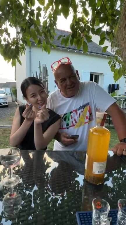 友永真也のインスタグラム：「おめぐが勝手に始めたLIVE...🙀 フランスの実家での1日🇫🇷」