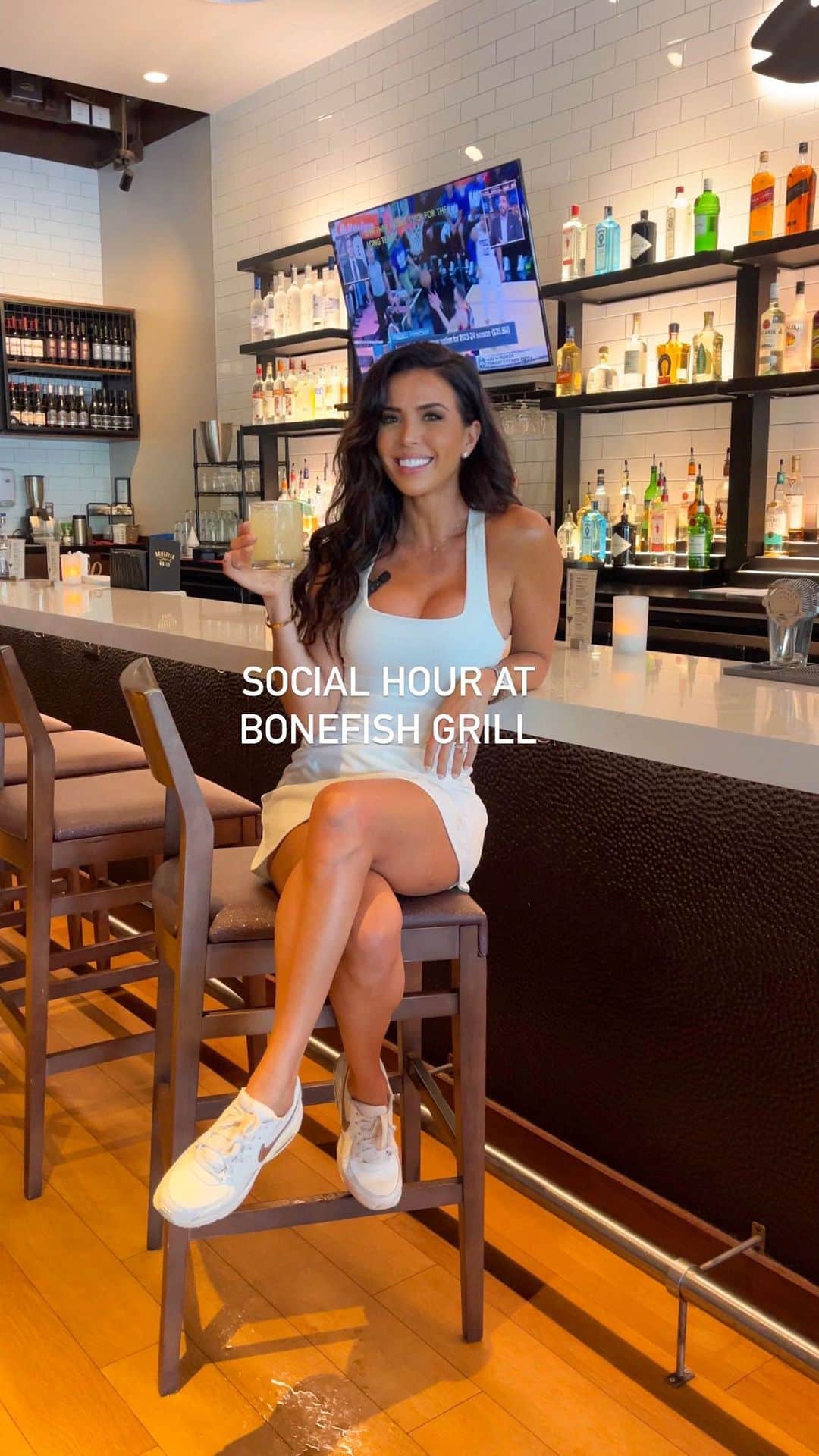 Ainsley Rodriguezのインスタグラム：「SOCIAL HOUR AT @bonefishgrill . If you’re anything like Jarred and I, you love food and can’t just have one thing on the menu. 🤷🏻‍♀️ We’re huge fans of ordering for the table and sharing, and Bonefish Grill has perfected this with their new Social Hour menu – available daily starting at 3 pm! We also have a special surprise for you at the end of this post! . $7 IRRESISTIBLE COCKTAILS: No matter if you’re into liquor, wine or beer there is something on the menu for everyone! I got the Fresh Margarita and made it my own by adding habanero and just a splash of the simple syrup to cut back on the sugar. . $15 SHARABLE STARTERS: The starters are not only delicious but they are also perfect for sharing! I never say no to Bang Bang Shrimp 🍤 so we opted for the Crowd Pleaser that included the famous Bang Bang Shrimp, Kung Pao Brussels, and Tempura Sashimi Tuna for a little taste of everything! . $7 CRAVEABLE SMALL PLATES: If you’re looking for a lighter option, try the fresh Ahi Tuna Poke plated with red onions, peppers, cucumbers and cilantro tossed in a Hawaiian poke sauce - it’s definitely one of my favorites! . PORTION CONTROL: Sometimes your soul needs a couple bites of something battered and fried and I believe there is room for ALL foods in a healthy lifestyle. Sharing with the table is a great way to control how much you eat and grabbing a small plate and filling it with a little bit of everything will help you feel satisfied without feeling like you’re missing out! . We’re giving away (2) $50 BFG gift cards to 2 lucky followers! (1 per winner). In order to win, you must: -Follow @bonefishgrill and @ainsley on IG -Tag your fave Social Hour partner (1 tag per comment). You can tag as many friends as you like, each count as one entry. For a bonus entry, share this post to your IG Story tagging me and @bonefishgrill! -Must be 21+ to enter -Must reside in the US . Per Instagram rules, this promotion is in no way sponsored, administered, or associated with Instagram, Inc. By entering, entrants confirm that they are 13+ years of age, release Instagram of responsibility, and agree to Instagram’s terms of use. . #BFGSocialHour #BonefishGrill #ad」