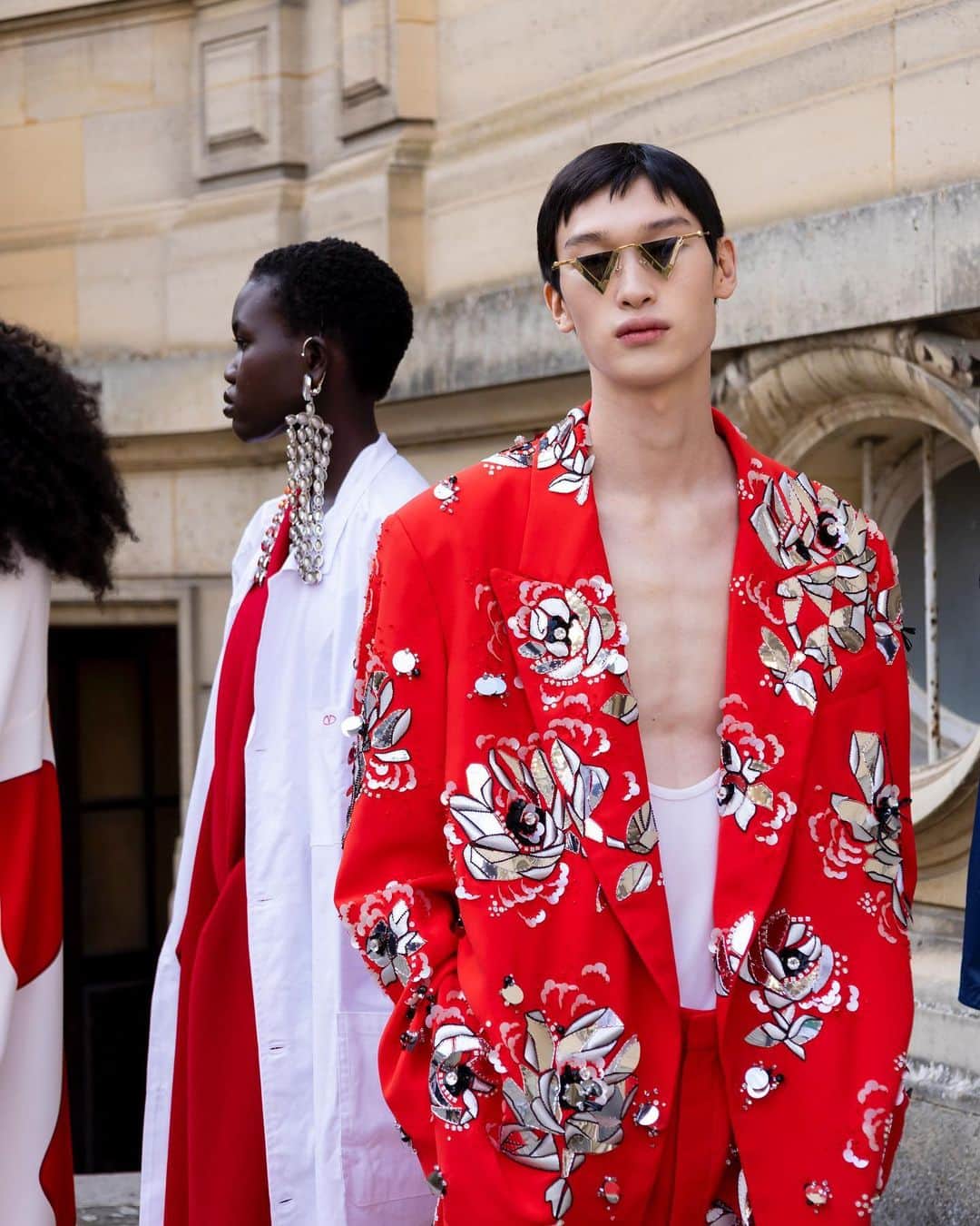 のインスタグラム：「Garments that move with the body, streamlined to follow form. Backstage at Valentino “Un Château,” complex craft is simplified to create a more resolute array of outfits.   Relive the entire show, revealed at the Château de Chantilly, online now through the link in bio.   Makeup: @valentino.beauty Eyewear envisioned with @akonigroup #ValentinoUnChateau #ValentinoHauteCouture」