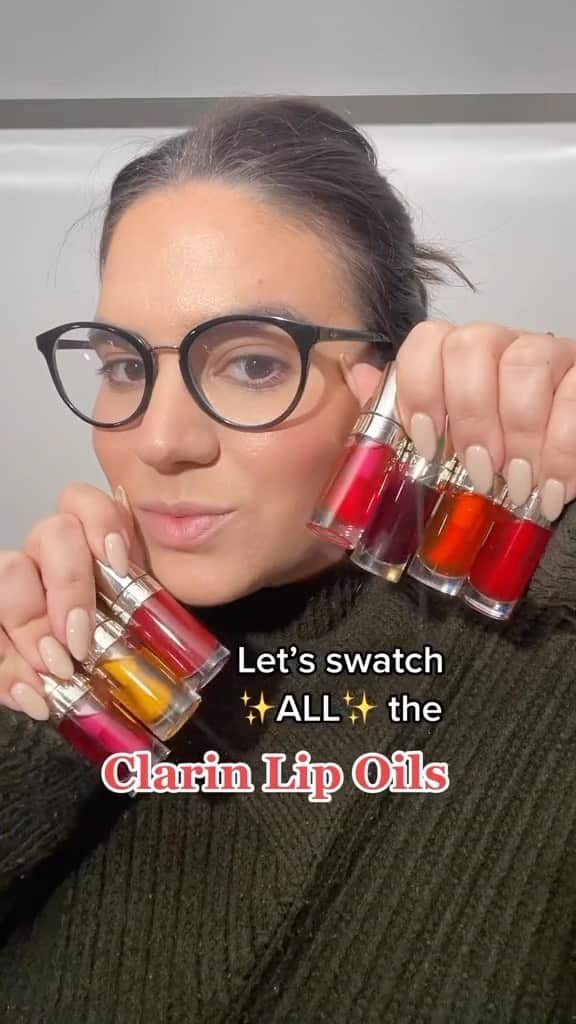 CLARINSのインスタグラム：「Swatching all the Lip Comfort Oil shades so you don’t have to ✨  #clarinslipoil #lipoil #lipoils」