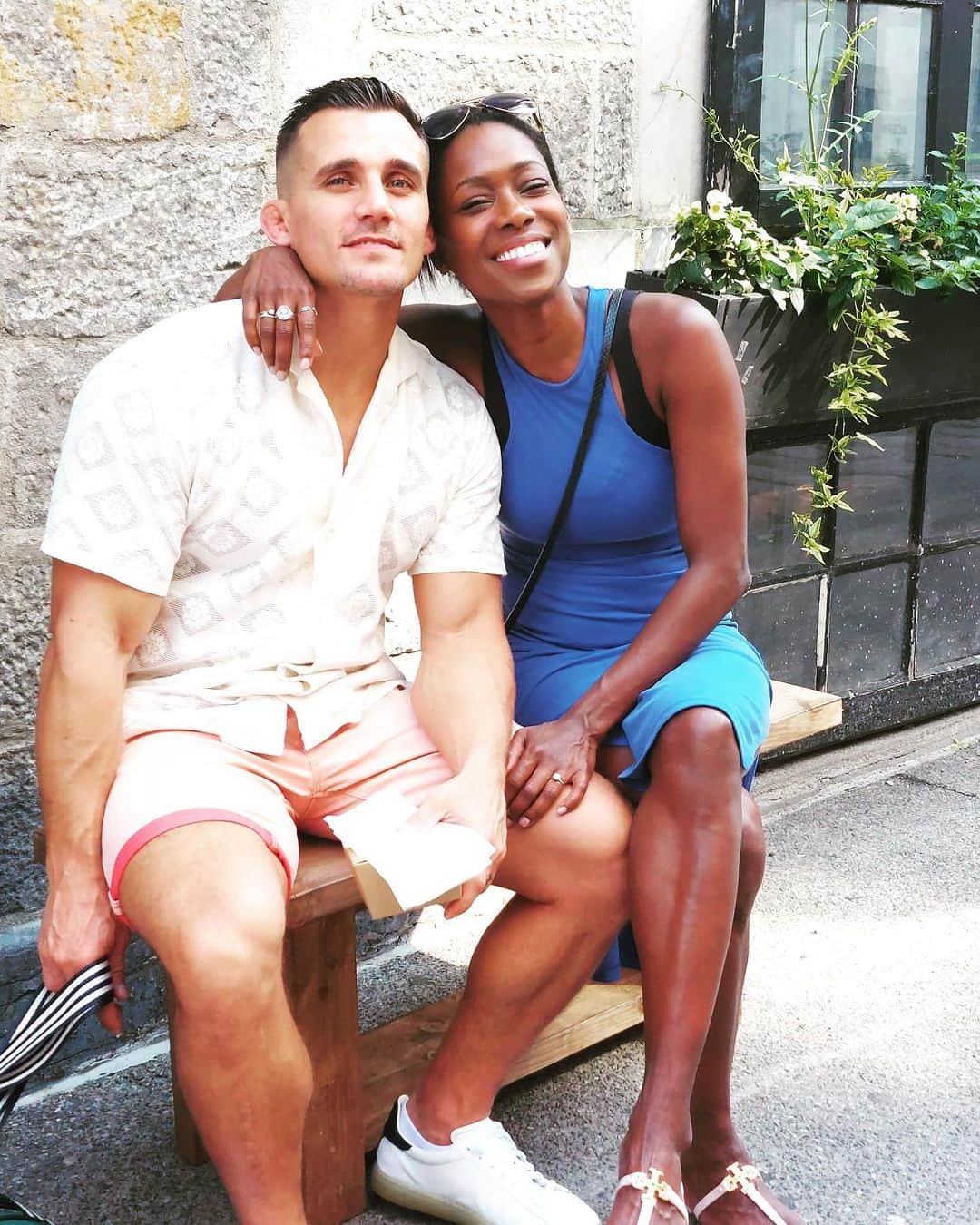 ヴァネッサ・ジェームスのインスタグラム：「Just us living our best lives!! #together #montreal」