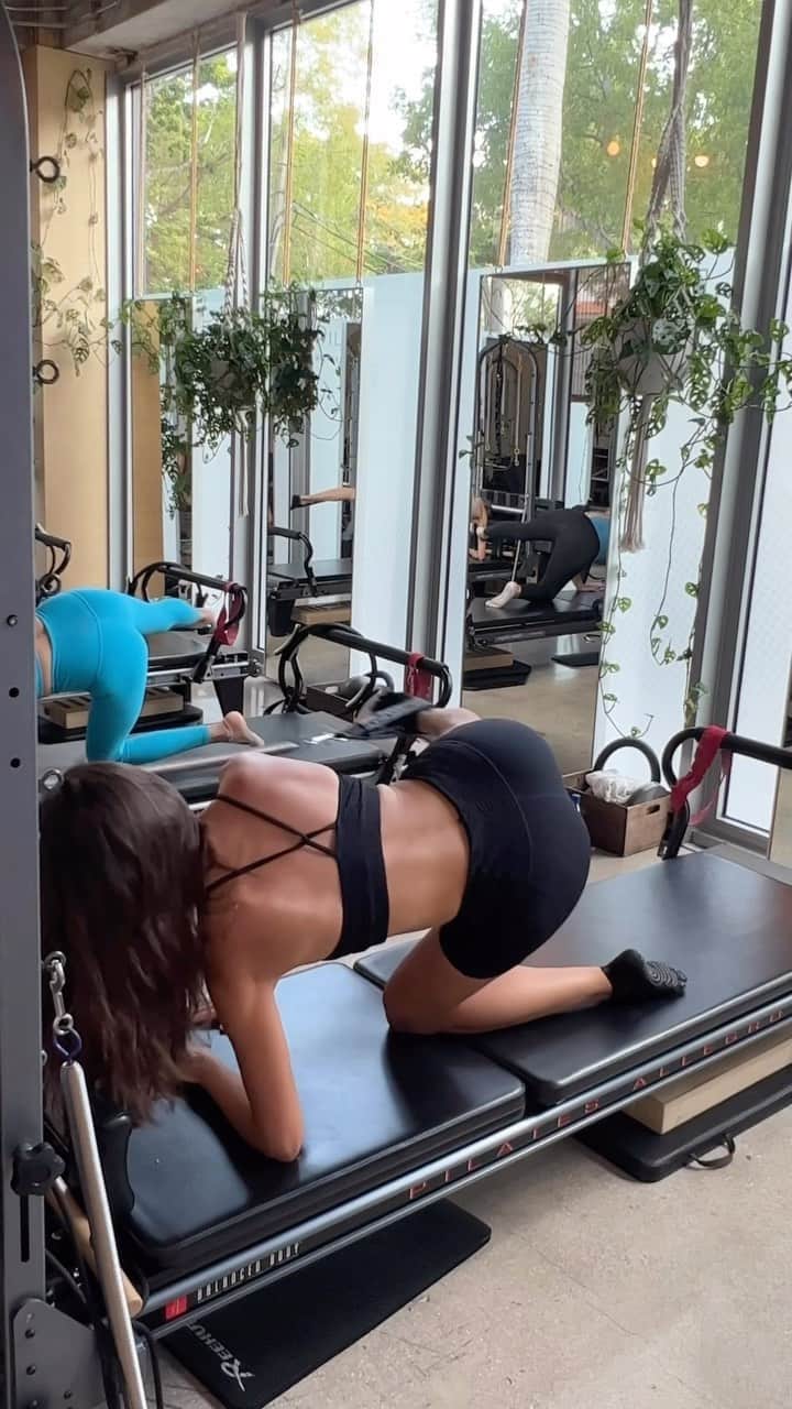 セリーヌ・ファラクのインスタグラム：「You know I’m a Pilates girly for @pilatesone 🤍  Workout set from : @gigicbikinis   #Pilates #MiamiWithCeline #CoconutGrove」