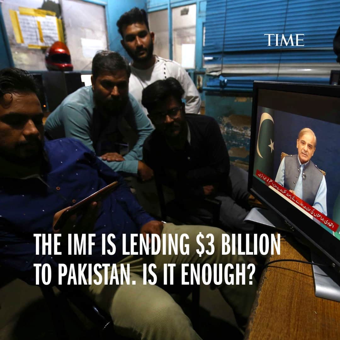 TIME Magazineのインスタグラム：「In June, Pakistan was in a race against time to secure $1.1 billion from the International Monetary Fund (IMF) in a bid to solve its worst economic crisis since gaining independence from Britain in 1947.   Days before an existing bailout package was set to expire, the country’s prime minister, Shehbaz Sharif, held last-minute talks with the IMF after scrambling to meet its austerity conditions, in which he pledged to revise Pakistan’s budget by hiking tax rates and cutting spending.  That led to a dramatic reversal from the global lender: it announced a new, bigger-than-expected conditional loan of $3 billion.  At the link in bio, learn why the IMF is lending $3 billion to Pakistan, and if it will be enough.  Photograph by Shahzaib Akber—EPA-EFE/Shutterstock」