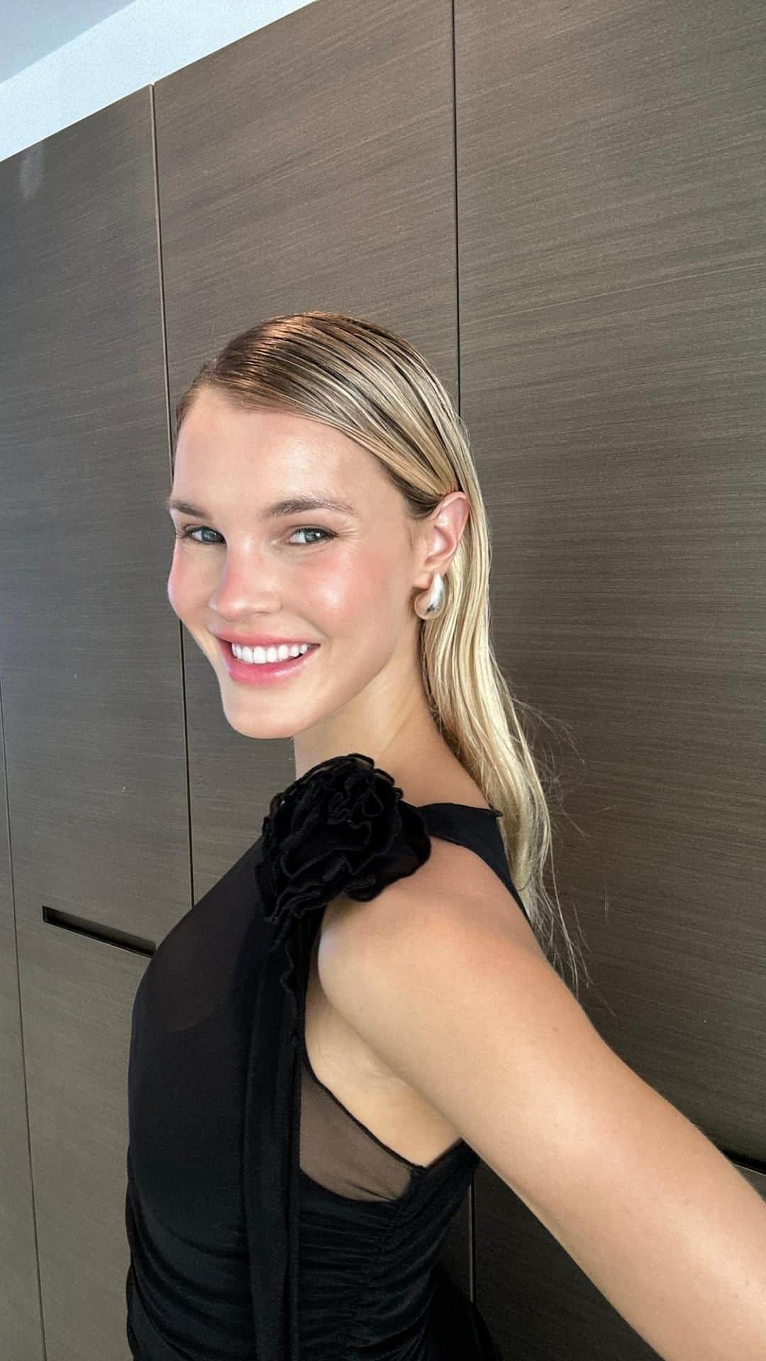 Joy Corriganのインスタグラム：「Get ready with me as I share my go-to makeup routine for a gorgeous summer glow! 🌞✨ Featuring the amazing @dalba_global white truffle first spray serum, this routine will give you that radiant and sun-kissed look. Packed with antioxidant properties and vitamin E, it’s the ultimate skincare treat. Don’t miss out on this hydrating and glow-boosting serum for flawless skin. 💫 #GRWM #SummerGlow #skincareroutine #dalbamist #dalbaglow」