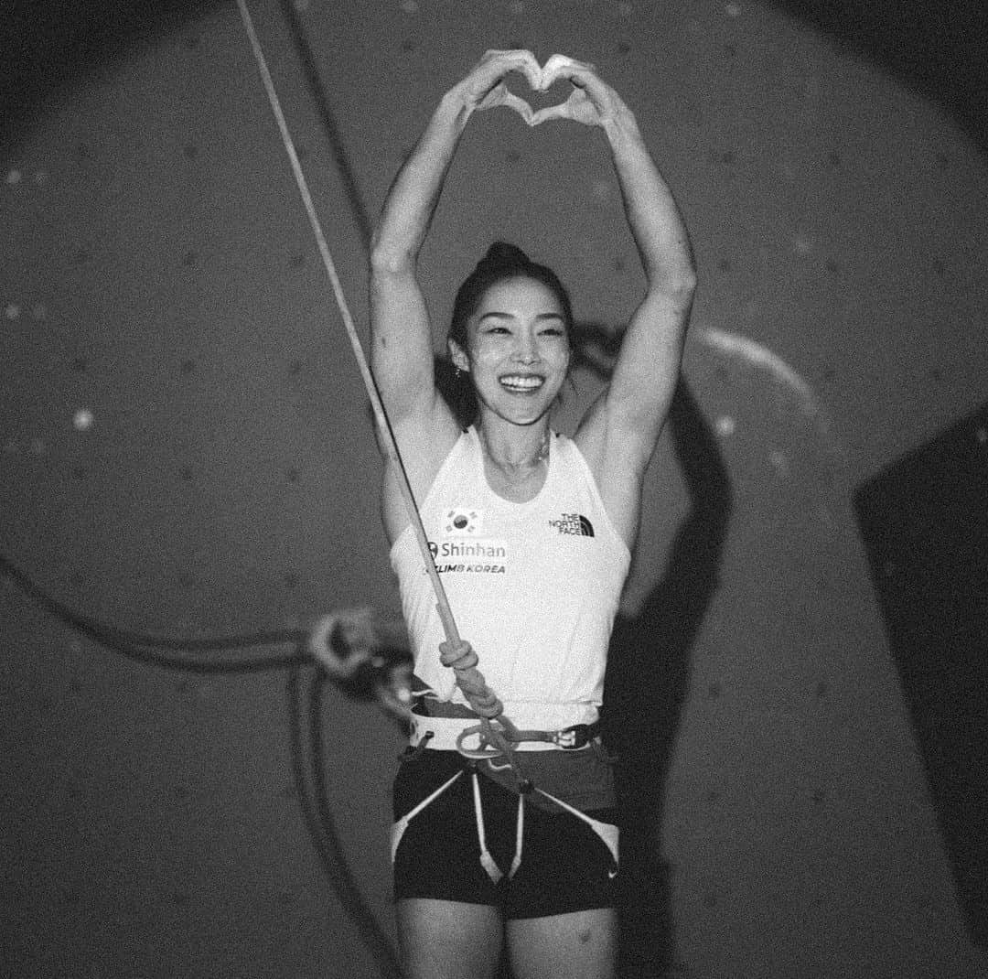 キム・ジャインのインスタグラム：「When I realized my unexpected 30th Lead World Cup victory, the initial emotions I felt were sadness. However, the belief that both Chaehyun and I will continue to grow could make me remained strong.  Receiving more congratulations and messages of inspiration from my climbing and victory than any other win I have experienced before, I also questioned whether I truly deserve such celebrations and messages. Nevertheless, I feel happy to receive such great gifts because I have always put in sincere and consistent effort with a desperate mind. I will face my future challenges with gratitude and give my everything until the end.  Starting with my 41st place finish in Chamonix, my first World Cup back in 2004, I have now secured the 30th gold medal in the Lead World Cup Chamonix. Chamonix holds significant meaning for me as it is where it all began, and it is also my favorite city. I sincerely thank everyone who has supported me and cheered me on as a “mother”, allowing me to climb again in this magnificent city.  조금도 예상하지 못했던 저의 30번 째 리드 월드컵 우승을 이루어냈을 때, 처음으로 고개를 든 감정은 슬픔과 미안함이었습니다. 하지만 결국 저와 채현이가 여전히 더 성장할 것이라는 믿음은 굳건합니다.  그동안 경험했던 어떤 우승보다 더 많은 축하를 받고 저의 등반과 우승에서 영감을 받았다는 무수한 메시지들을 받으며, 내가 이런 축하와 메시지를 받을 실력과 자격이 되는 사람일까에 대한 의구심도 들었습니다. 하지만 매순간 진심을 다해 꾸준히 노력했기에 받을 수 있는 큰 선물인 것 같아 행복함을 느낍니다. 앞으로 제 앞에 남은 도전들도 감사한 마음으로 끝까지 최선을 다해 마주하겠습니다.  제 생에 첫 월드컵이었던 2004년 샤모니에서의 41등이라는 성적을 시작으로 19년이 지난 이곳에서 30번째 리드 월드컵 금메달을 목에 걸었습니다. 이렇듯 샤모니는 제게 너무나 의미 있고 또 가장 좋아하는 도시이기도 합니다. 이 멋진 곳에서 엄마라는 이름으로 다시 등반을 할 수 있도록 응원해주신 모든 분들께 진심으로 감사드립니다.  @redbull @redbullkr #givesyouwings  @nike @nikeseoul #justdoit @lasportivagram」