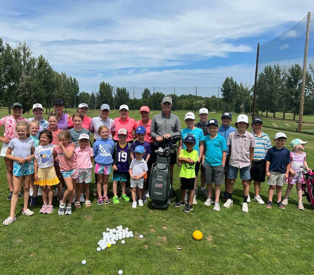 エイミー・オルソンのインスタグラム：「Enjoyed spending some time with local juniors today in Detroit Lakes, MN. Love seeing the up and coming golfers! Also got to do a session with some ladies which is the best!! GUYS, the best way to play more golf is to get your wife and kids out there!!! #growthegame」