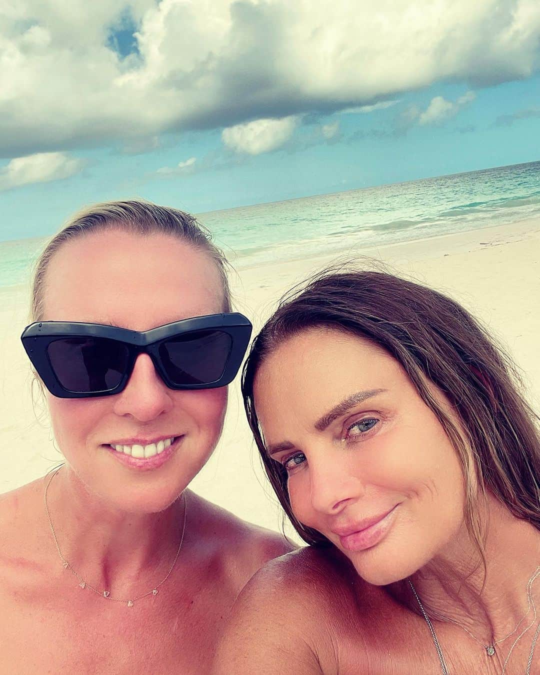 ガブリエル・アンウォーのインスタグラム：「Guess who I bumped into on the island?! No other than my favorite, extraordinary swimsuit designer, @marysia Fun times in bikinis! @shareefmalnik」
